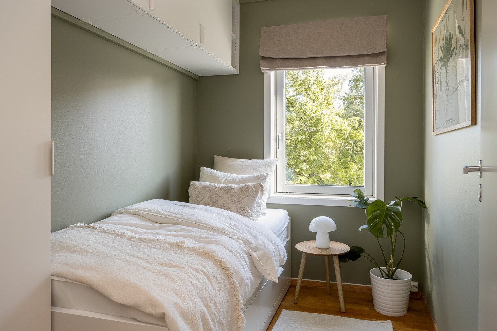 Soverom 2 er på 5kvm har etablert praktisk hengende klesskap i fra IKEA platsa og ble malt i fargen Green Harmony i 2023. Galleribilde