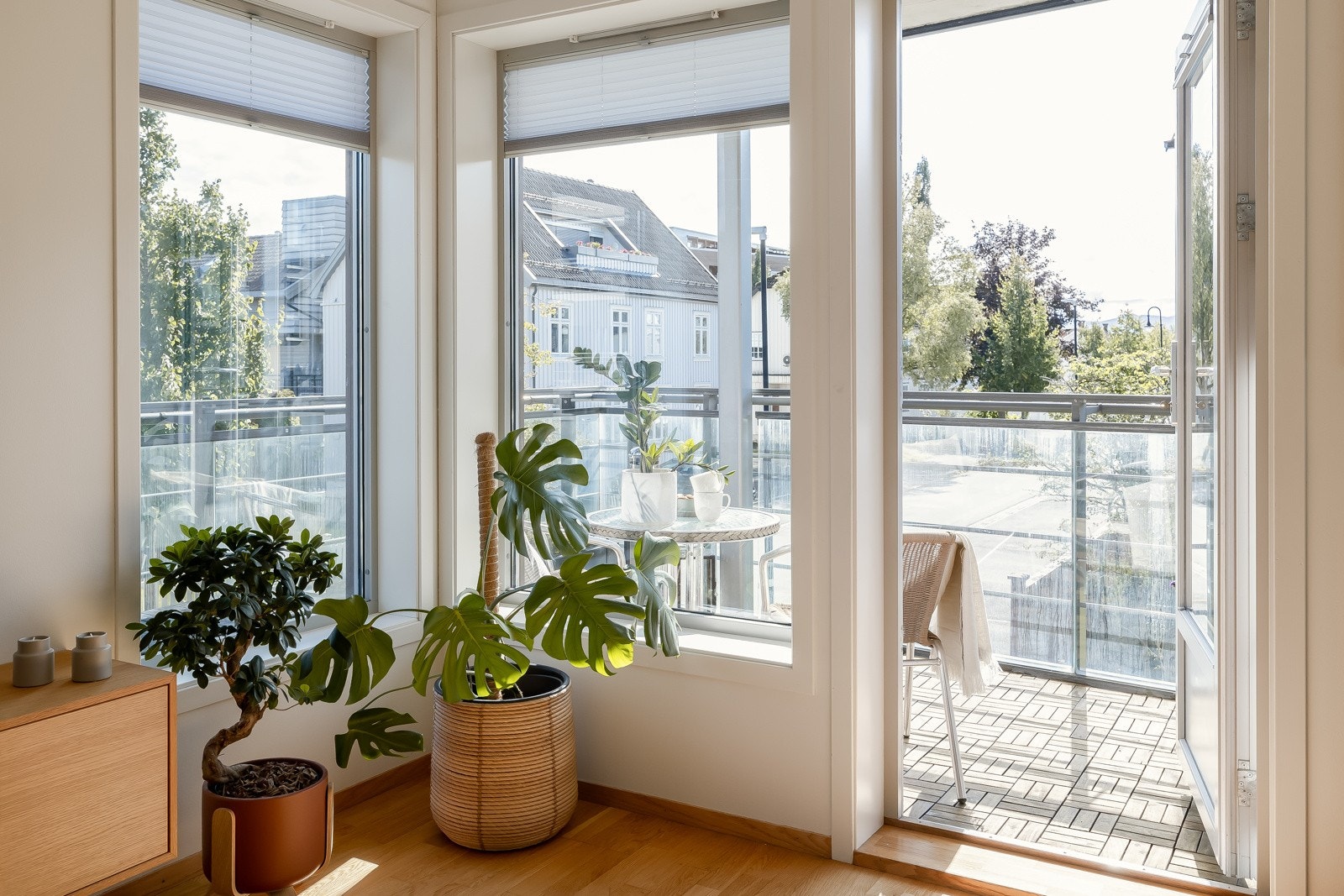 Stuen har godt lys fra store vinduer og utgang til en sørvendt veranda på 7,7 kvm. Galleribilde