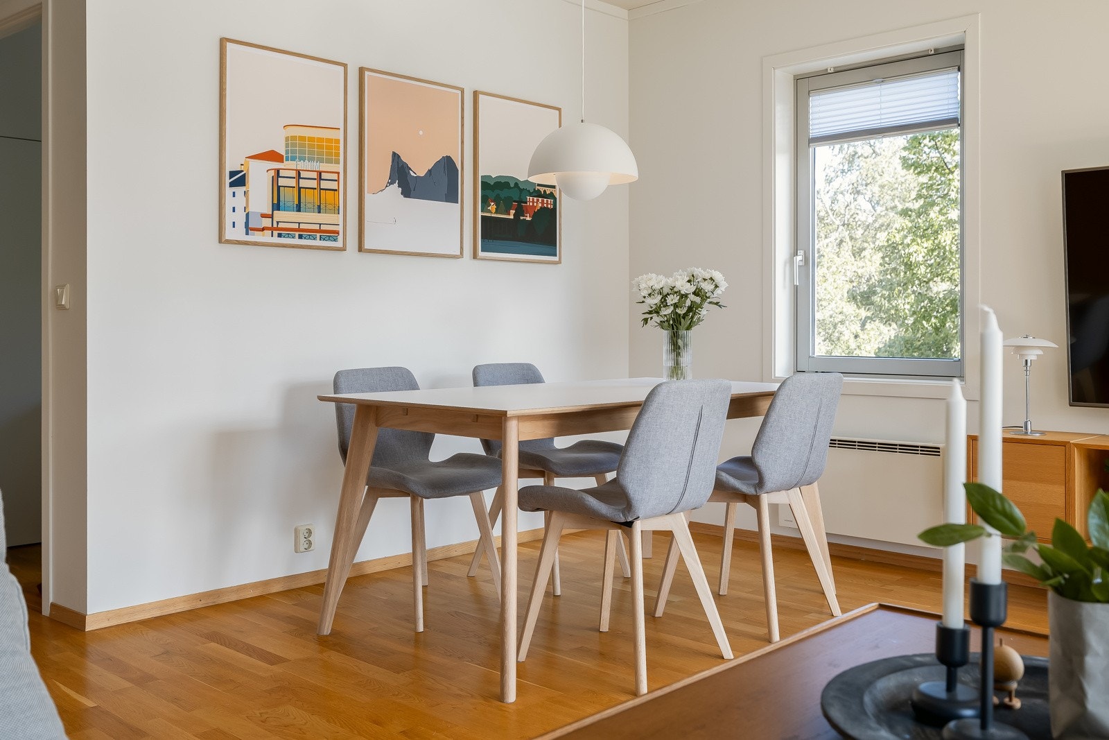 Vegger på stue ble malt i 2021. Det er montert plisségardiner i alle vinduer på stue. Galleribilde