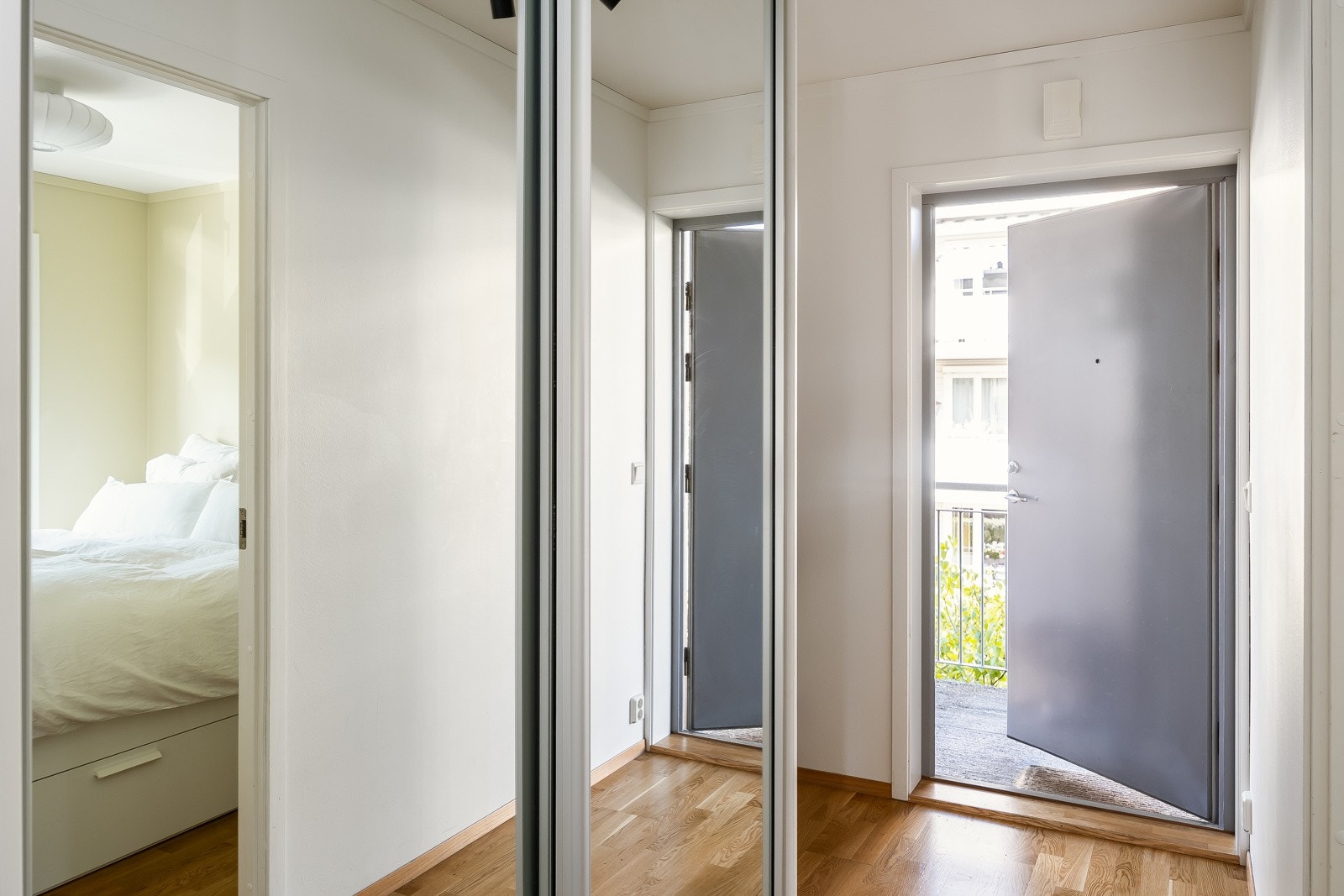 Fin og praktisk entré og gang. Romslig skyvedørsgarderobe fra garderobemannen. Galleribilde