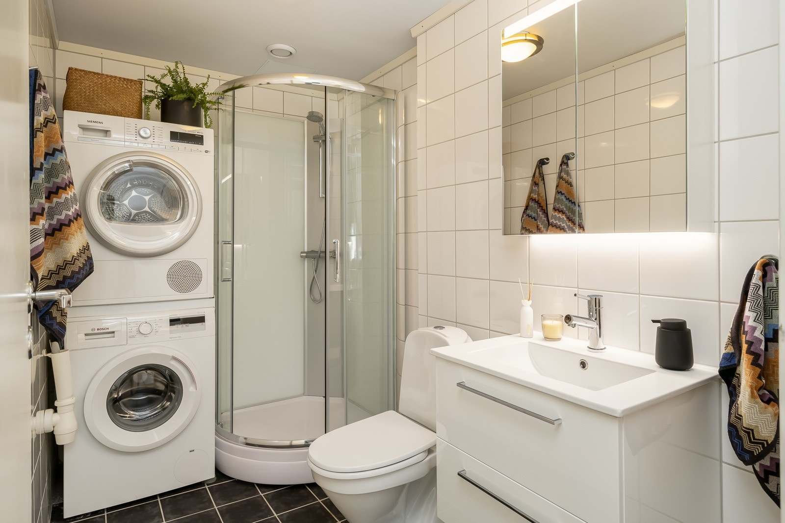 Flislagt bad med varmekabler som gir en behagelig varme. Badet er oppgradert med både dusjkabinett, servant, skap og speilskap som er nytt fra 2024. Galleribilde