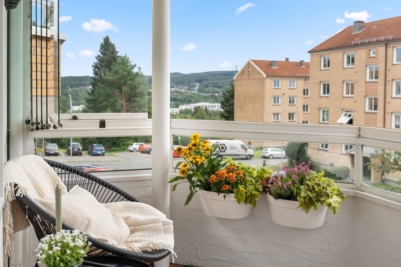 Innglasseringen på balkongen kan enkelt åpnes, skyves og lukkes etter værforhold og behov. Galleribilde