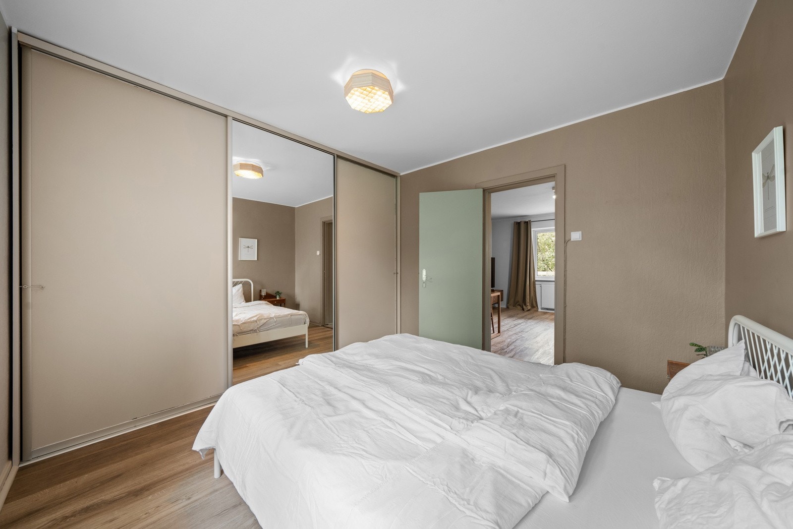 På hovedsoverommet er det en romslig skyvedørsgarderobe. Galleribilde