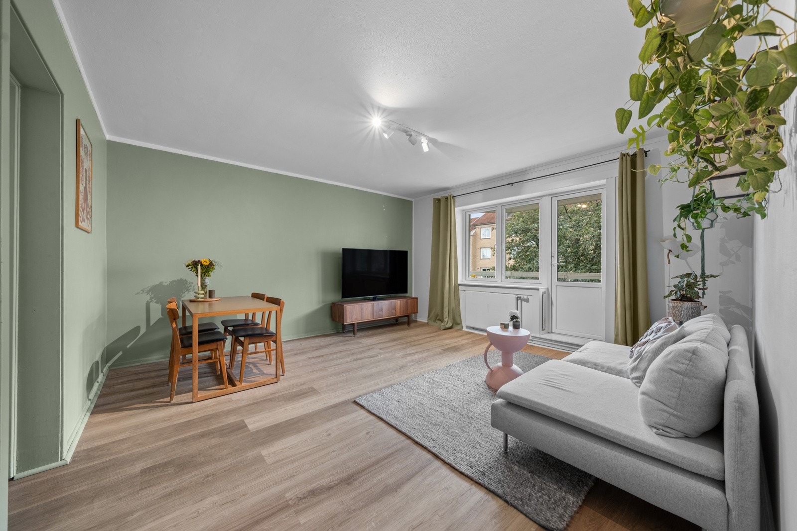 I stuen er det nyere vinduer fra 2016. Vinduene slipper inn rikelig med naturlig lys. Galleribilde