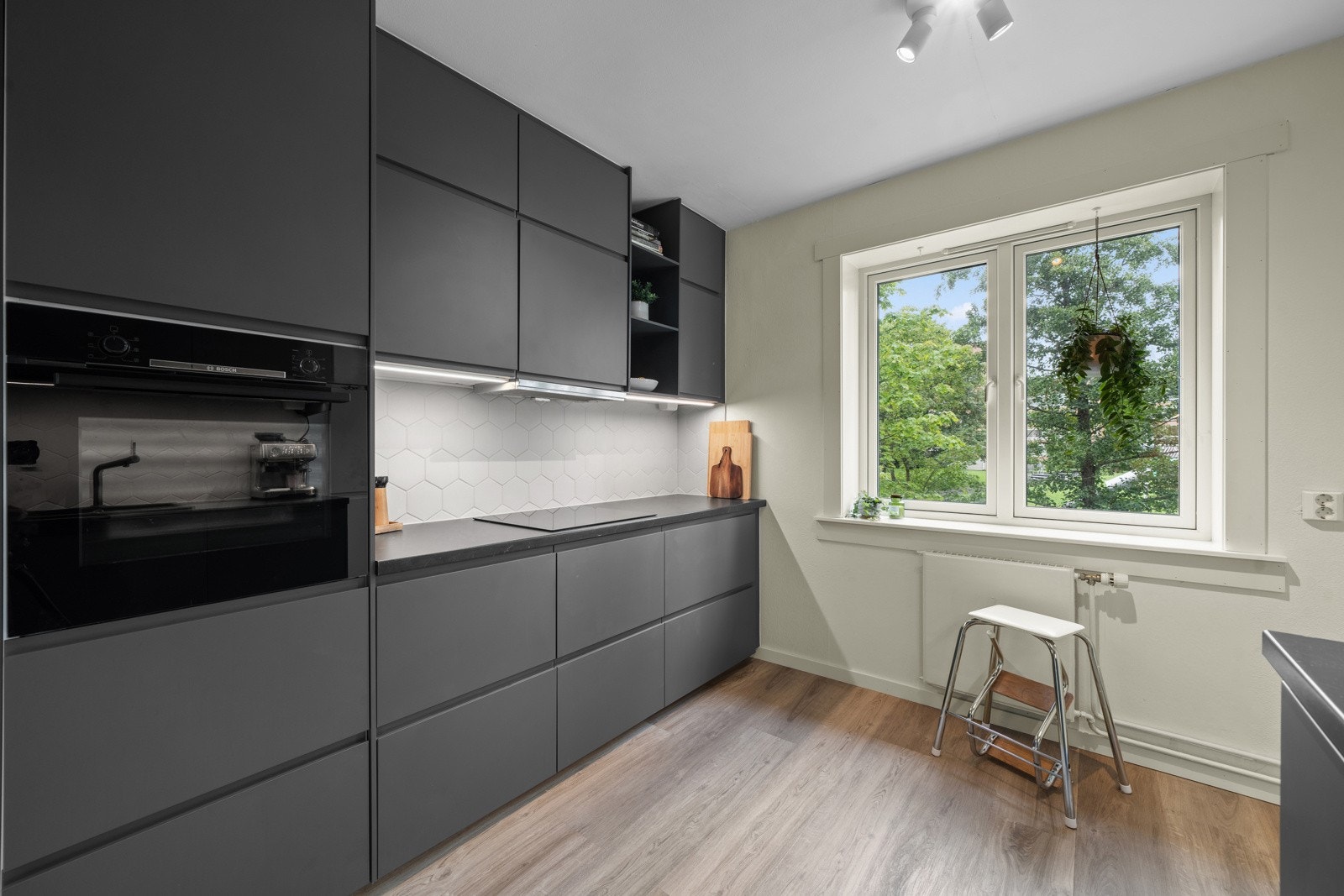 Kjøkkenet har malte glatte fronter og en solid laminat benkeplate. Galleribilde