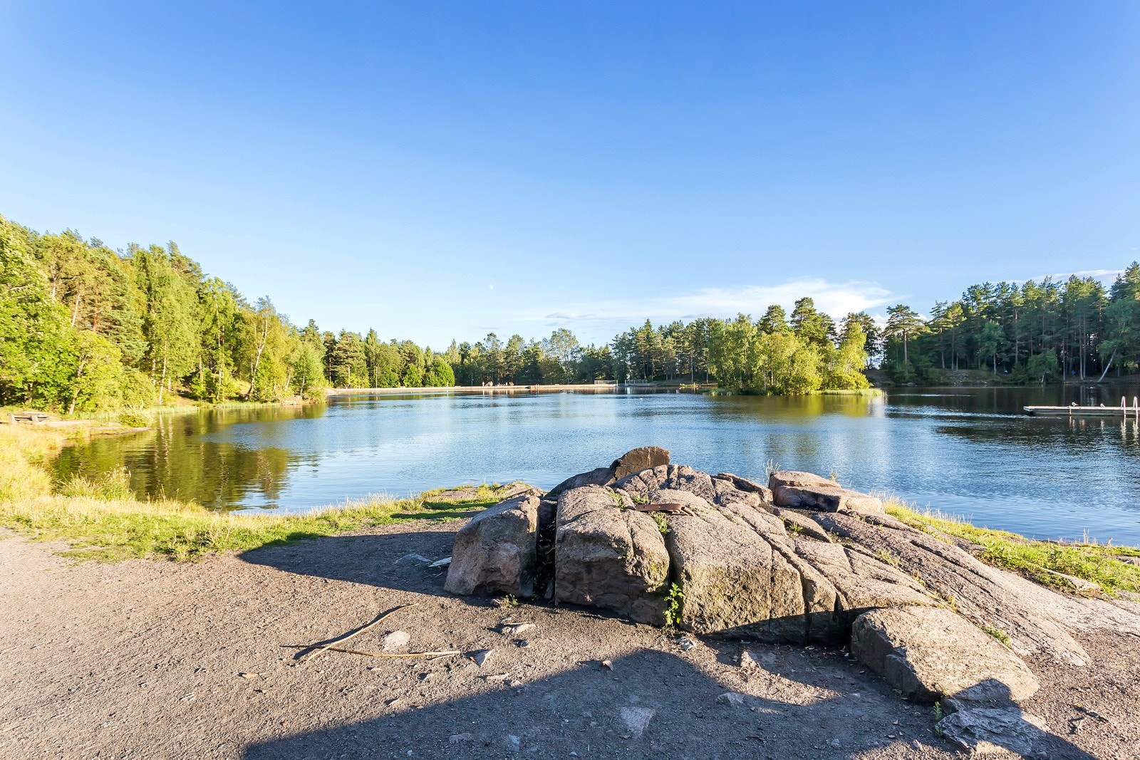 Vesletjern er et fint badevann. Vannet er demmet opp med moderne betongdemning. Vannet har også en liten sandstrand og er meget barnevennlig. Galleribilde