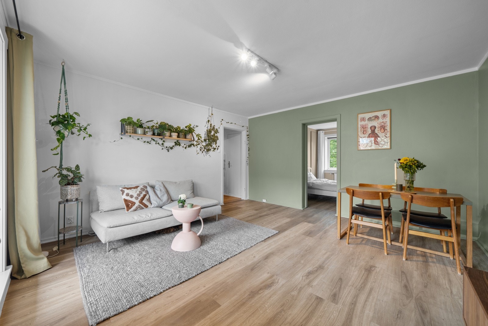 Stuen har en romslig planløsning som gir plass til både sofagruppe, medievegg og spiseområde. Galleribilde