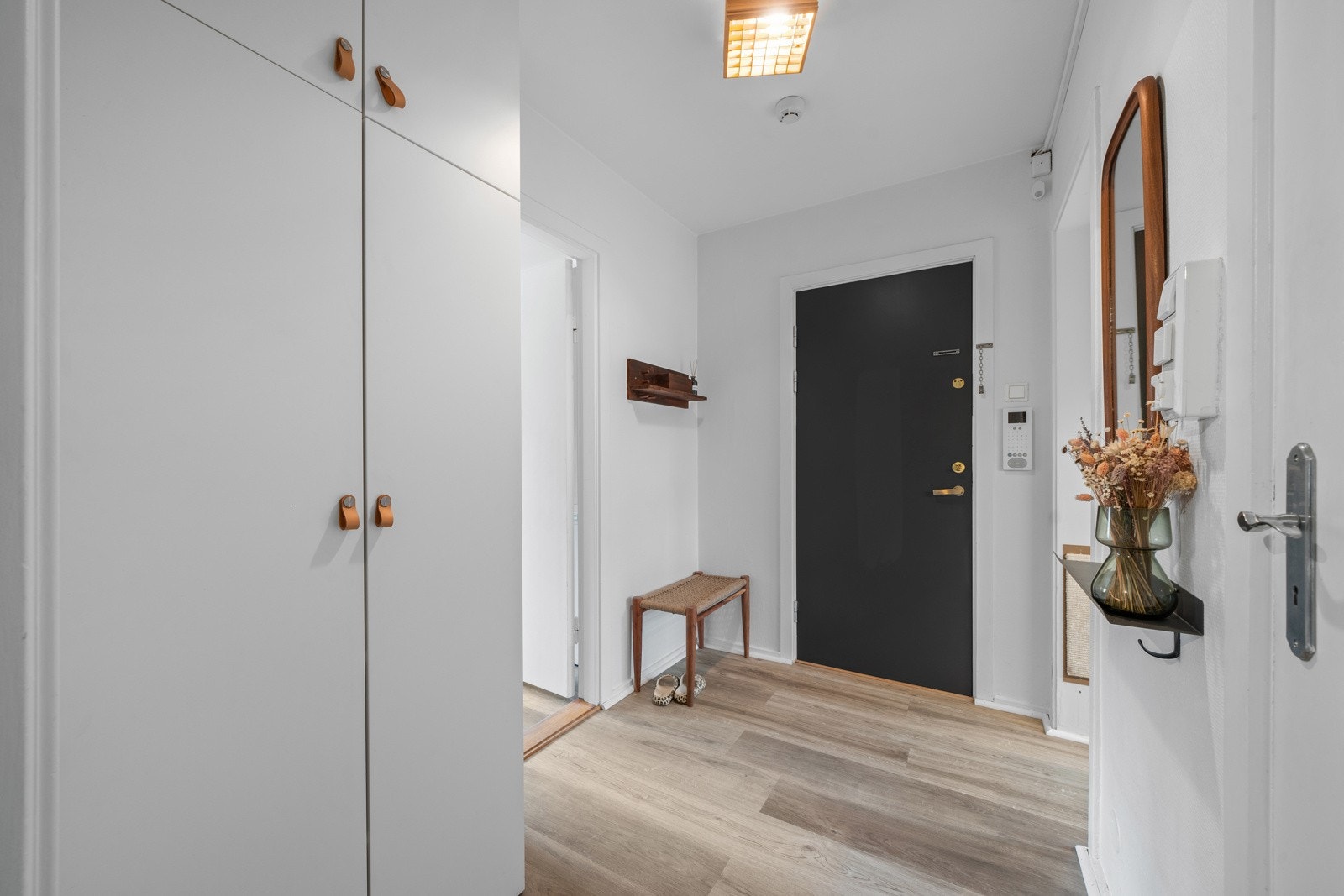 Velkommen til en lys og innbydende entré! Entreen er det første som møter deg når du kommer inn døren. Galleribilde