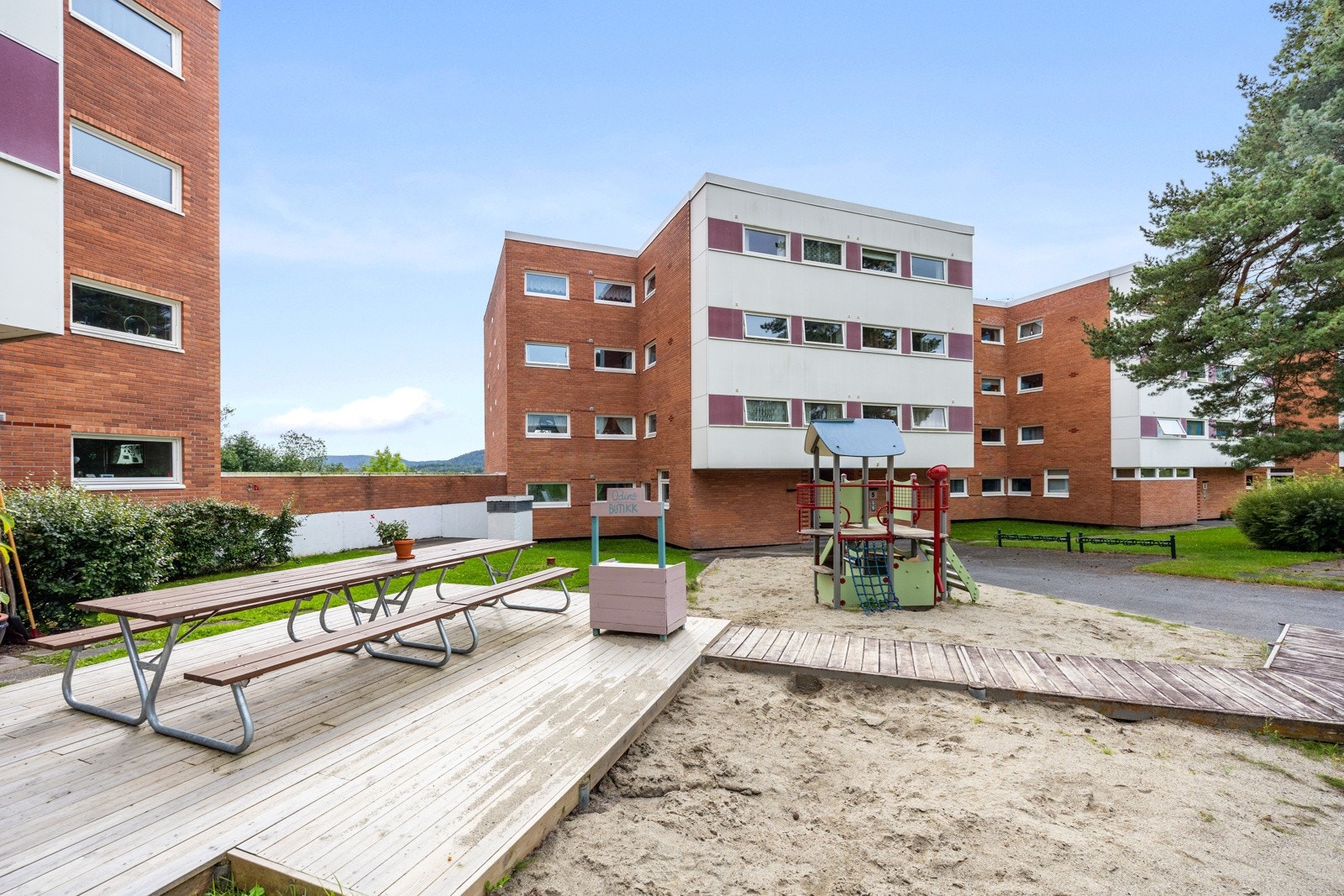 Det er fine uteplasser på fellesområdet Galleribilde