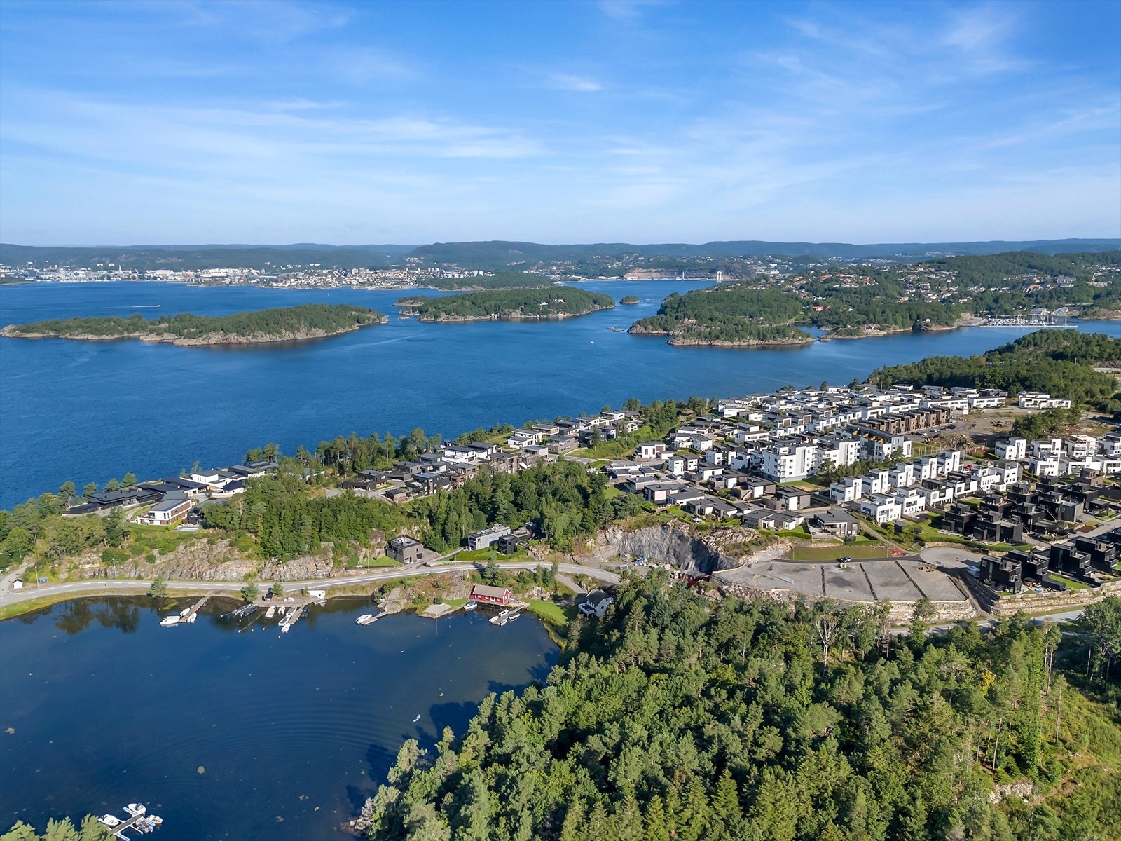 Tomtene til høyre, Børresvågen til venstre og Kristiansand sentrum i bakgrunnen Galleribilde