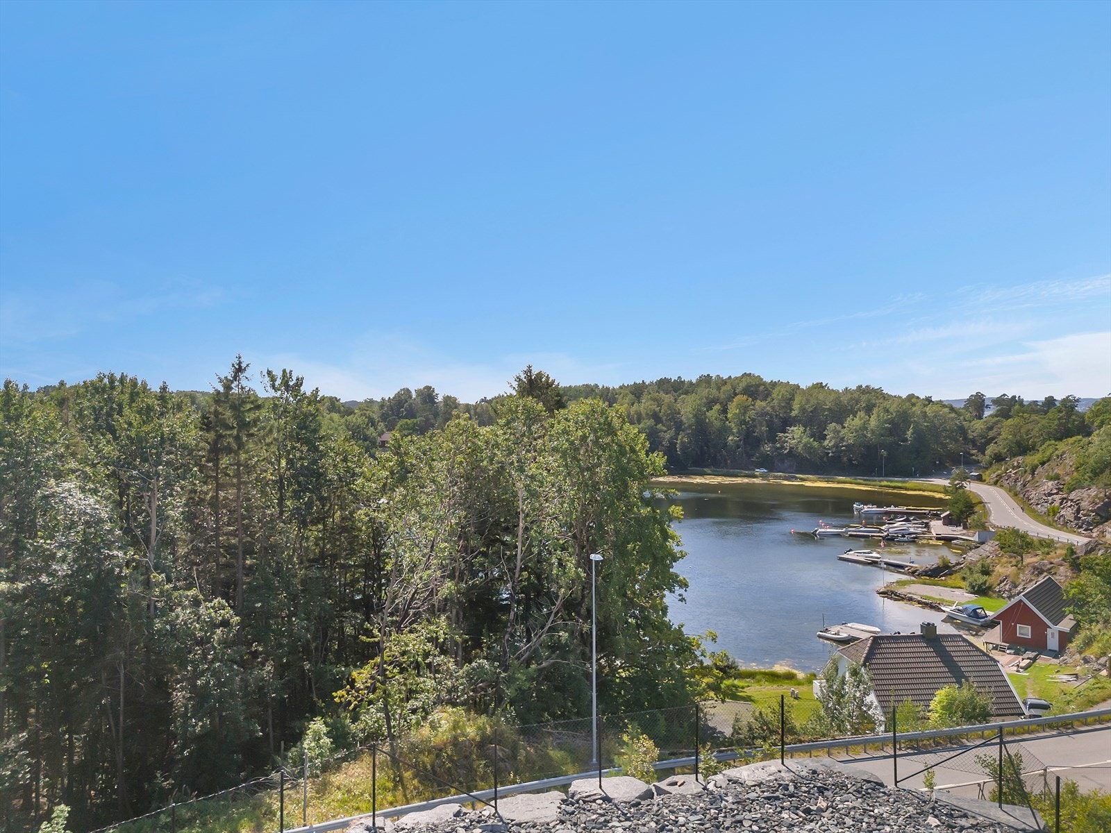 Dvergsnesbrinken 33 - Utsikt omtrent fra takterrasse (8 meter over bakkeplan) Galleribilde
