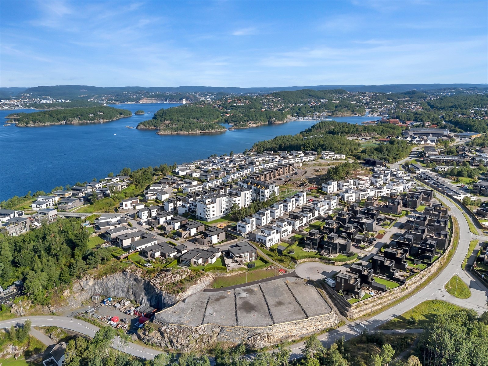 De mørke husene til høyre i bildet utgjør Dvergsnesbrinken, som er en blindvei hvor disse tomtene ligger innerst i veien Galleribilde