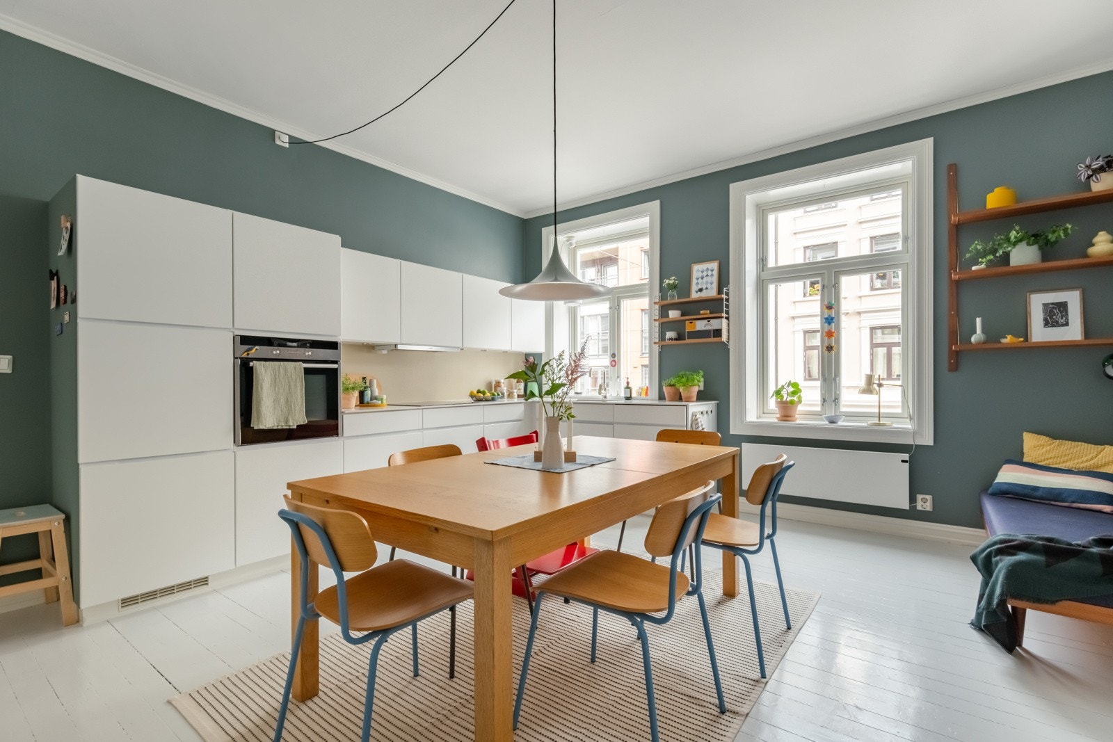 Dette er et stort spisekjøkken, med spisebordet som det naturlige samlingspunktet. Galleribilde