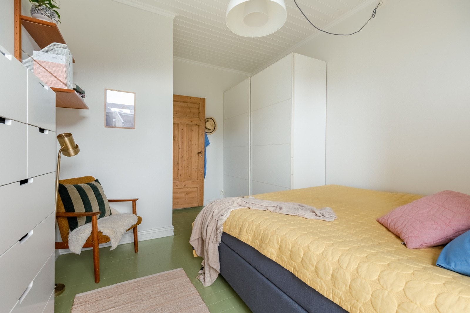 God plass til garderobe her inne, pluss kommoder også. Galleribilde