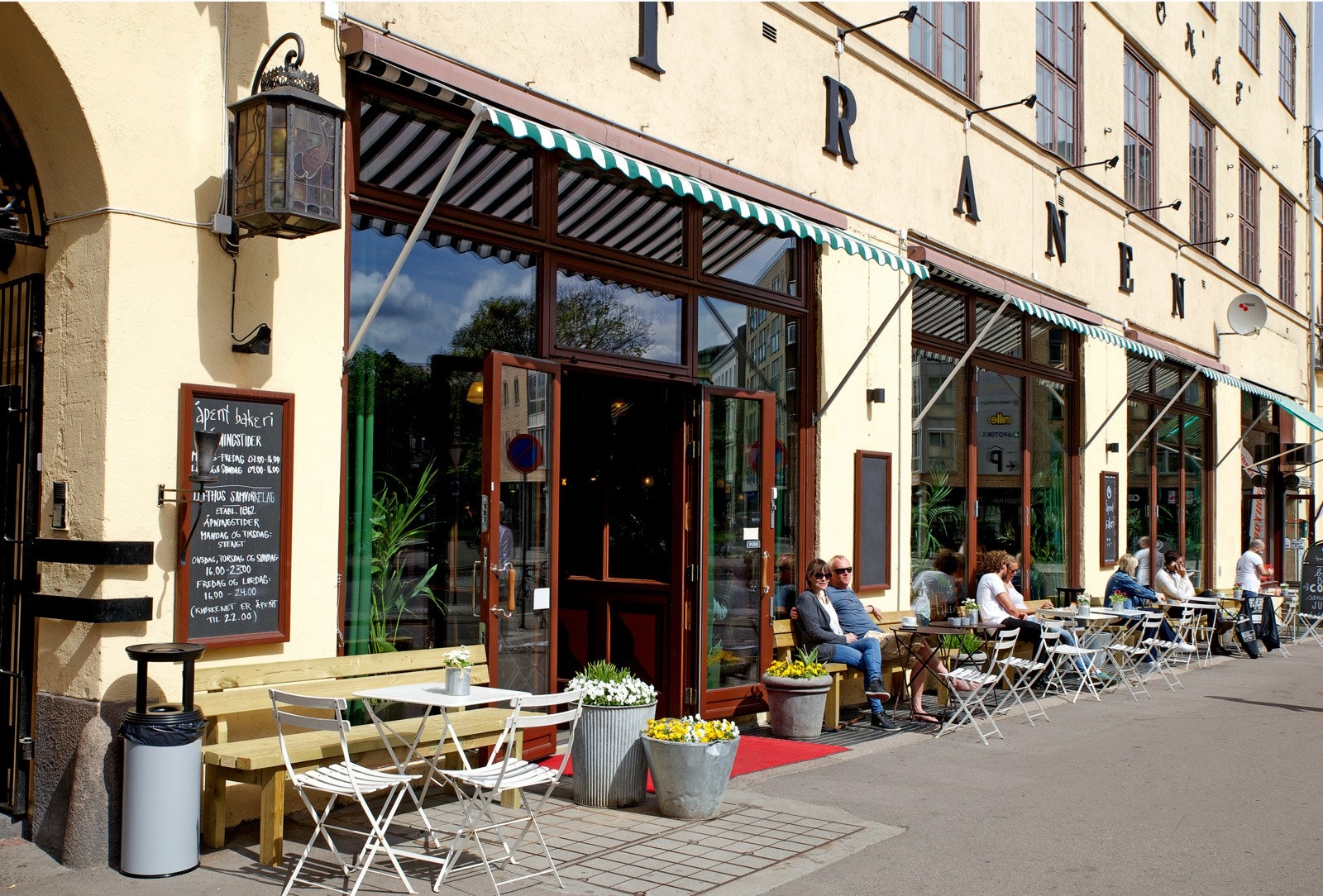 Tranen på Kiellands plass er bakeri på dagen og pizzarestaurant på kvelden. Galleribilde
