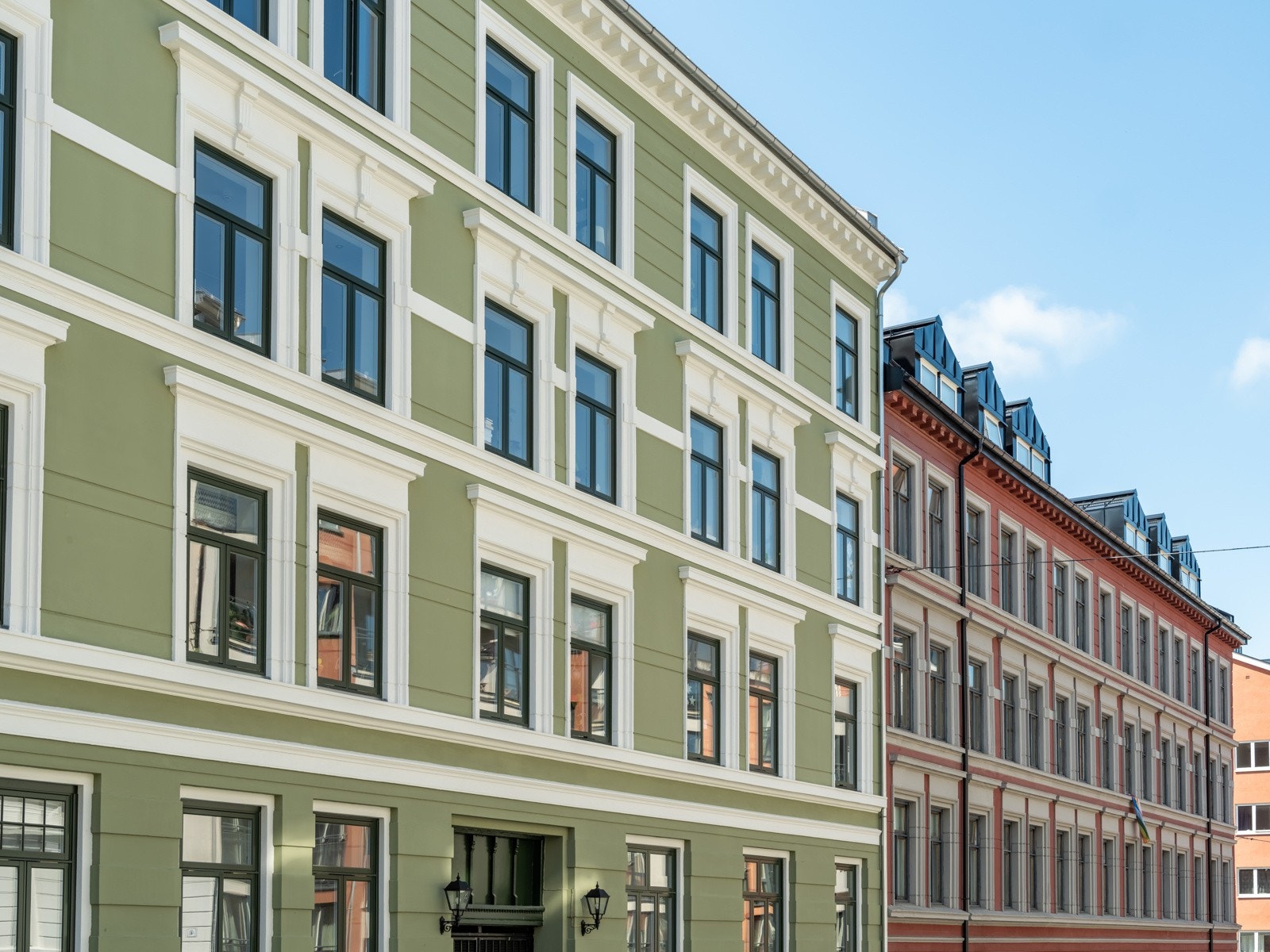Fasaden, tak og vinduer ble byttet ut i 2022. Pipene ble også rehabilitert. Galleribilde