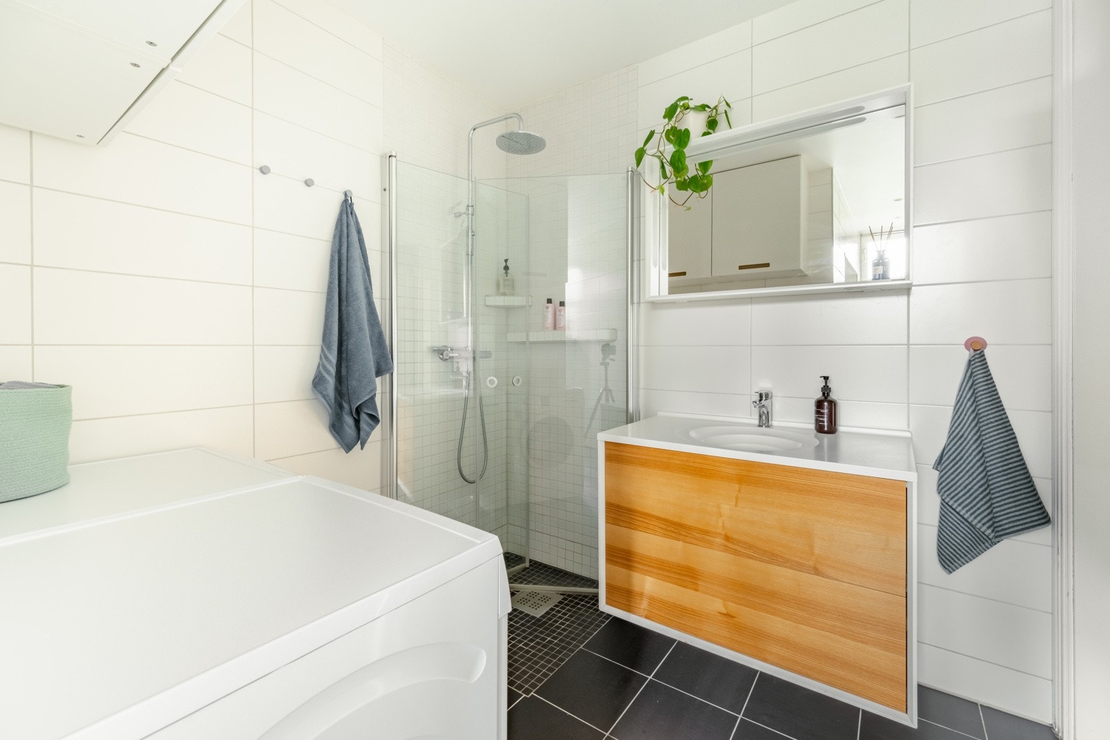 Det er plass til både vaskemaskin, tørketrommel, dusjhjørne OG badekar! Galleribilde