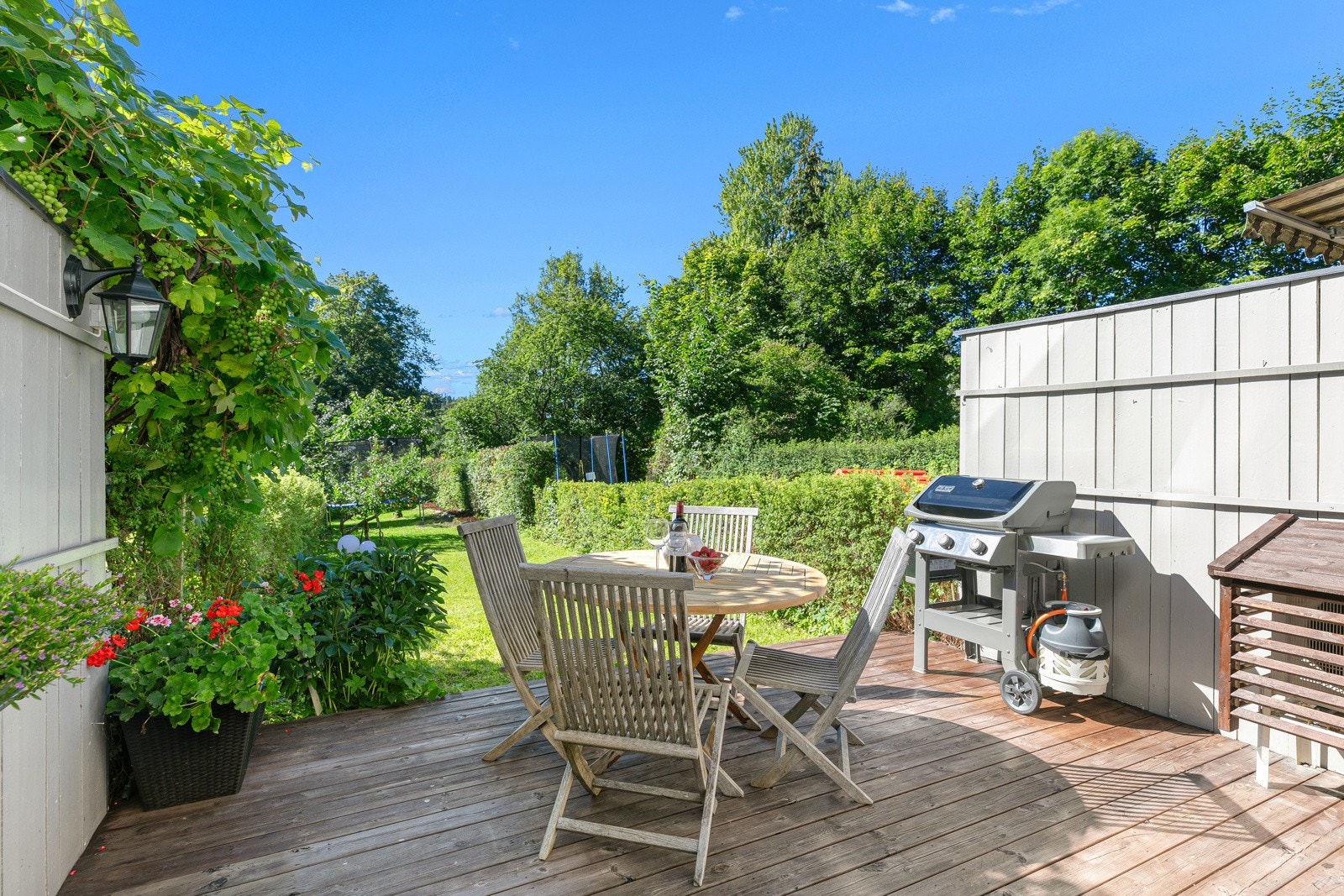 Sørvendt terrasse med sol stort sett hele dagen. Levegger mot naboene gjør uteplassen privat Galleribilde