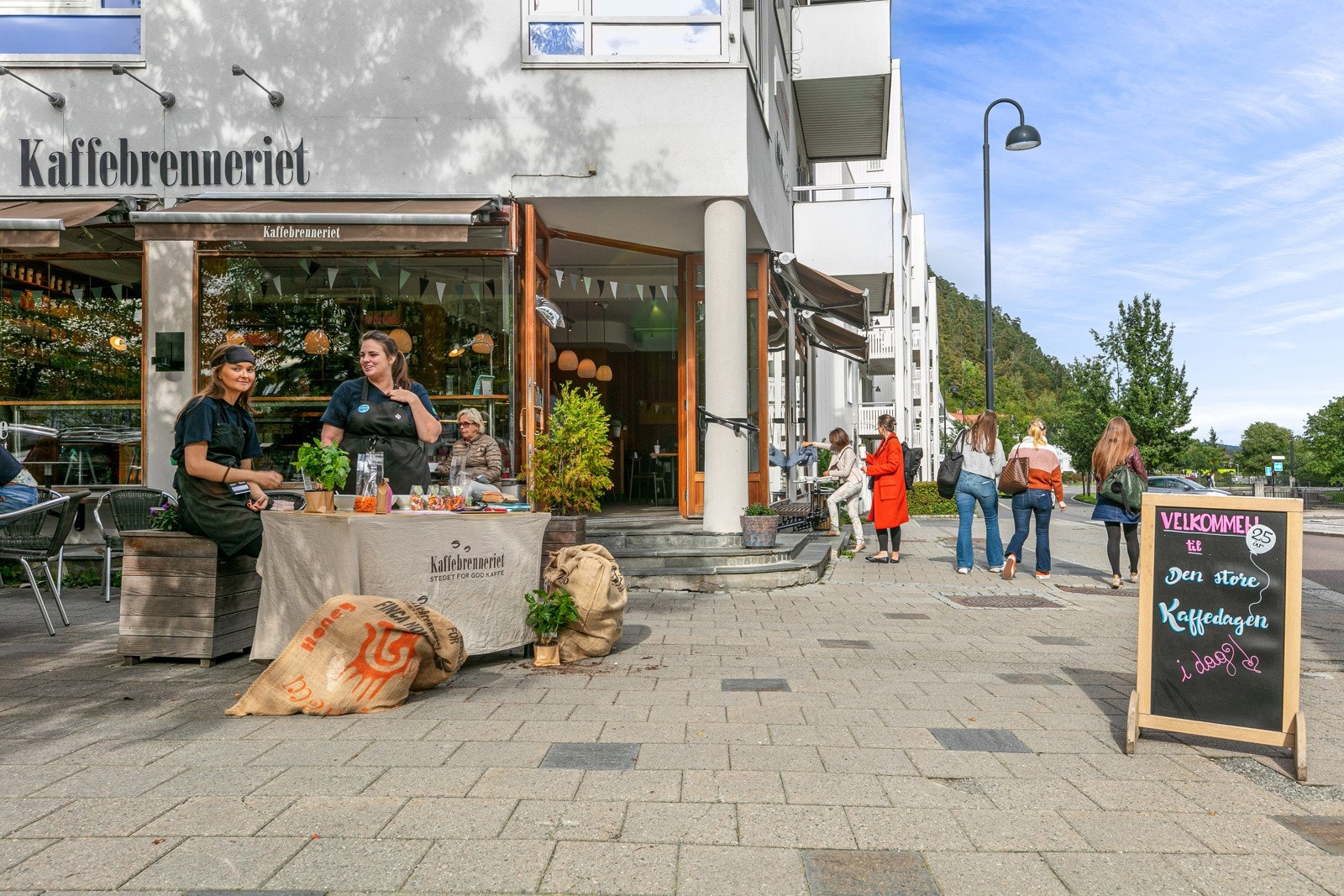 Fra boligen er det kort vei til nærmeste dagligvarebutikk, kun 10 minutters gange bort til Bunnpris på Gjettum. I tillegg gir boligfeltet i Conradis en enkel tilgang til stasjonsområdet i Sandvika med Kaffebrenneriet, dagligvare, vinmonopol og apotek. Galleribilde