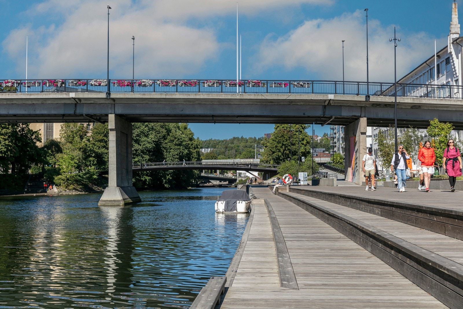 Det er fine turmuligheter i BI parken, eller du kan legge turen langs Engervannet eller opp i Løkkeåsen og Skytterdalen med flotte utsiktspunkter mot Oslofjorden Galleribilde