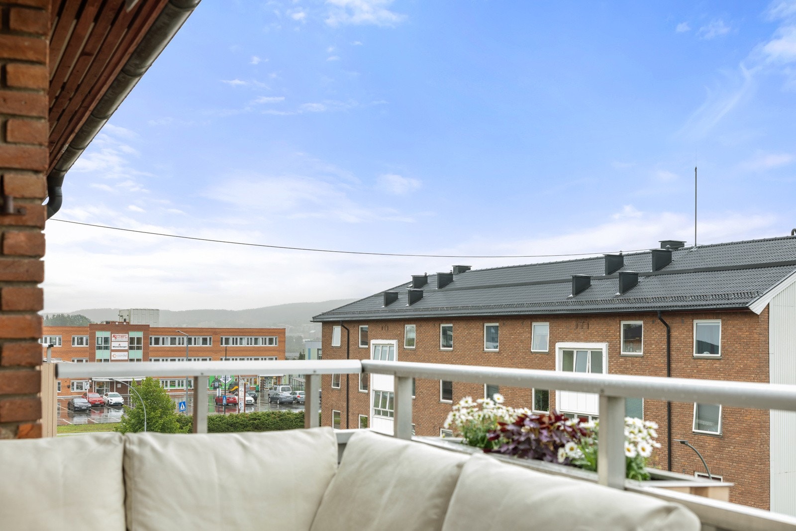 Kort vei til butikker og spisesteder, med Kiwi som nærmeste dagligvarebutikk. Galleribilde