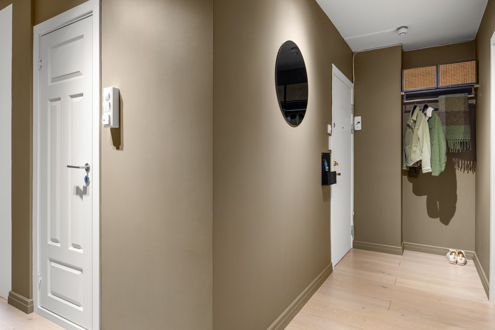 Lys og praktisk entrè med plass til oppbevaring av yttertøy. Galleribilde