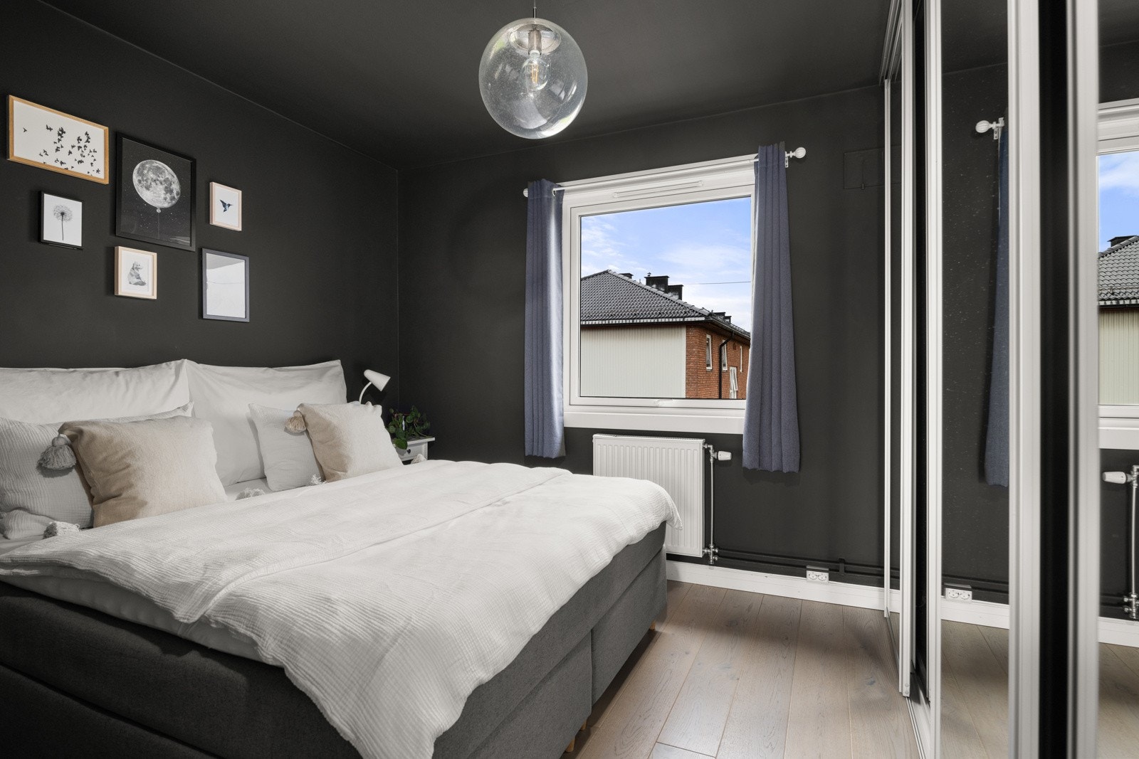 Mørkt og behagelig hovedsoverom med god plass til dobbeltseng og nattbord. Galleribilde