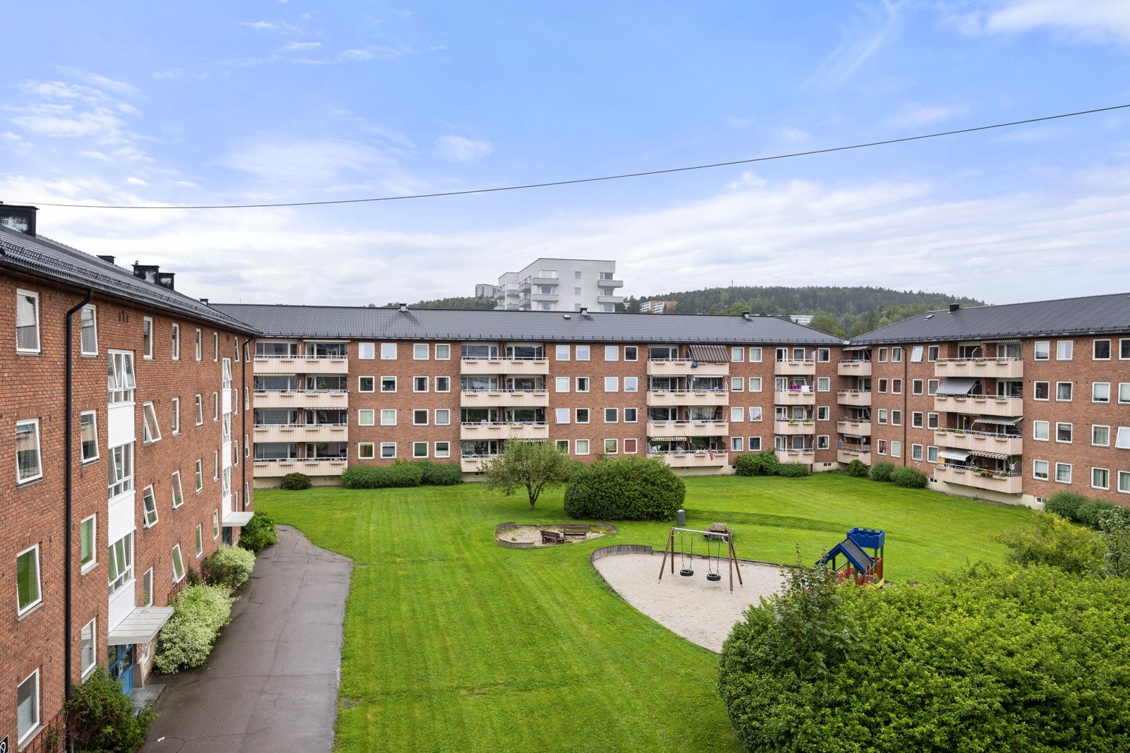 Fra kjøkkenvinduet har du utsyn over pene grøntarealer. Svært barnevennlig område. Galleribilde