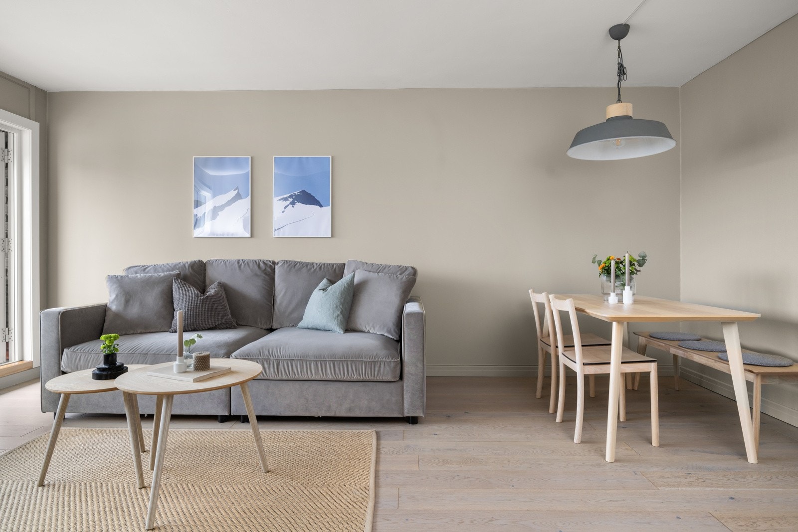 God plass til sofagruppe og tilhørende møblement. Galleribilde