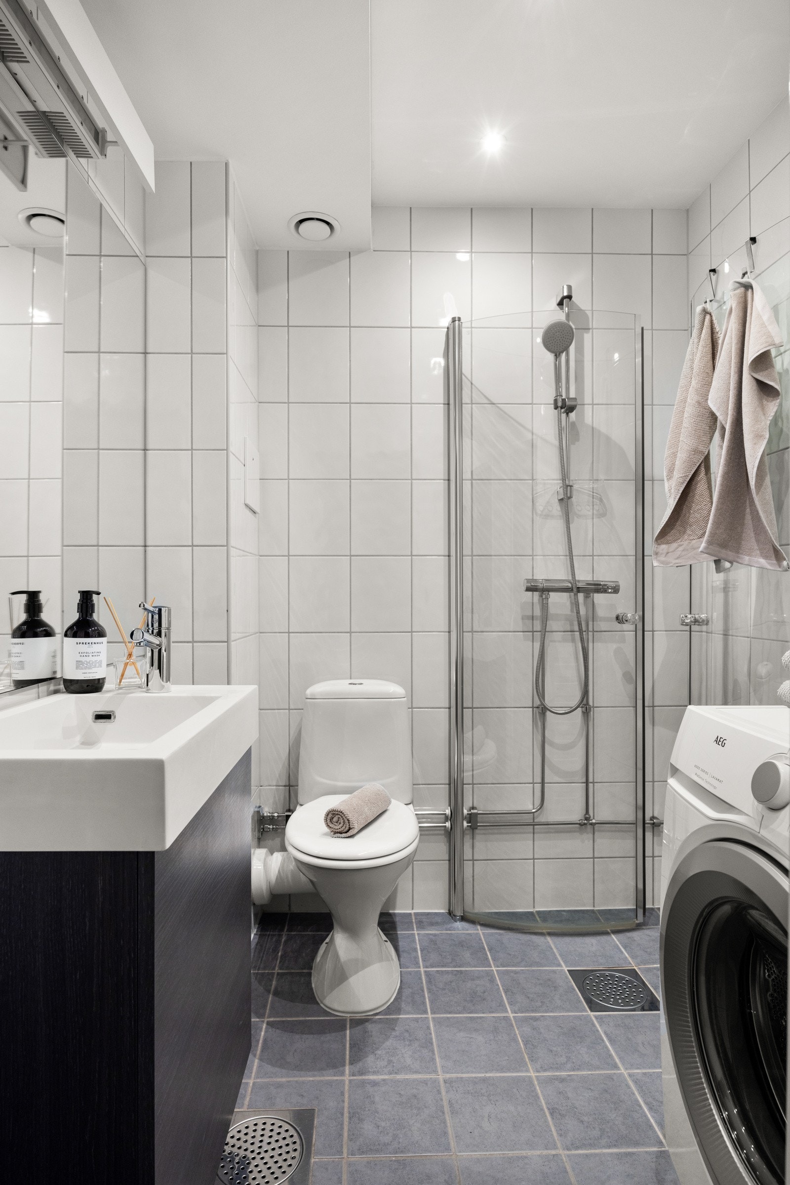 Varmekabler i gulv og downlights i himling. Galleribilde