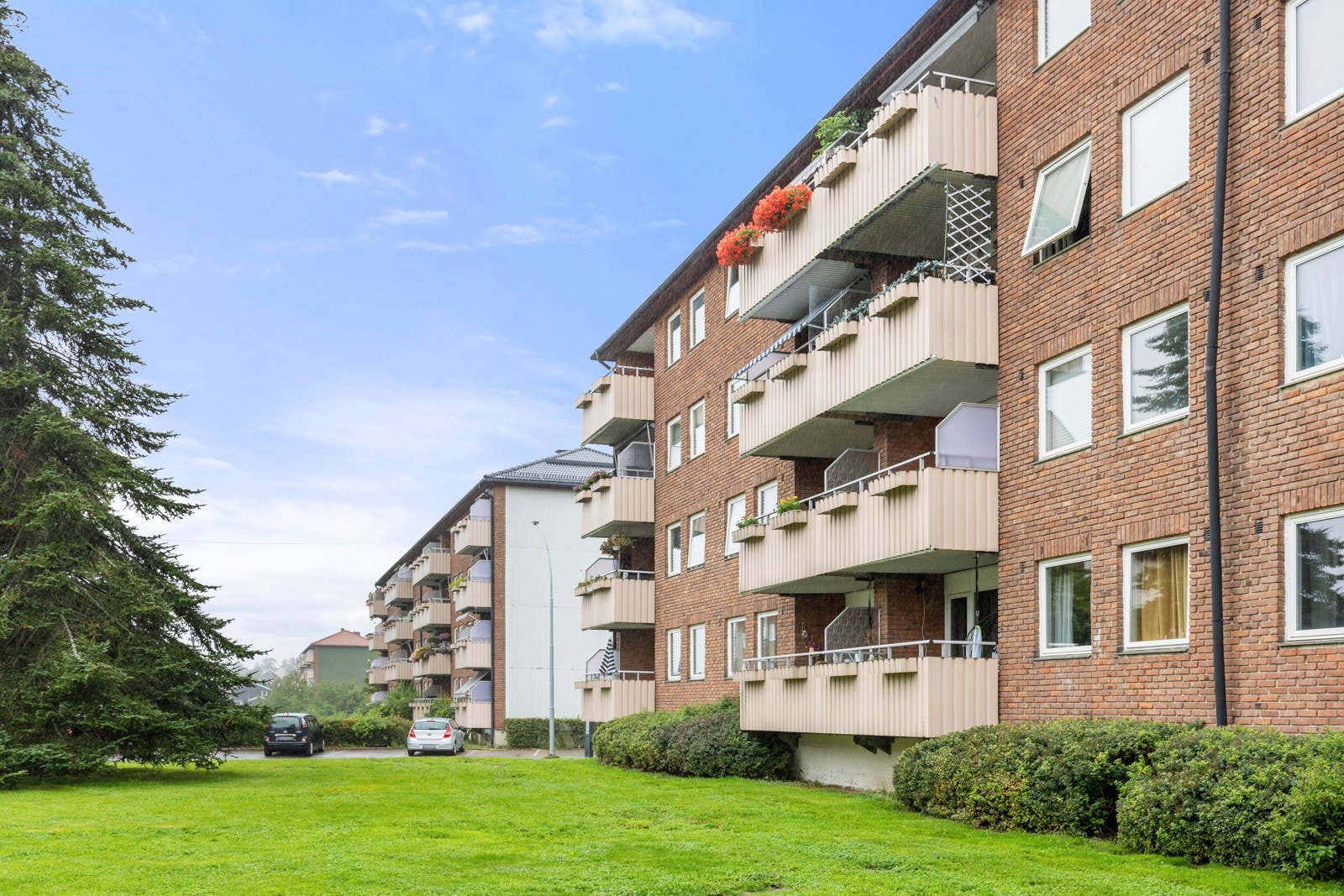 Leiligheten har en god intern beliggenhet rett ved Bjerkedalen park. Leiligheten ligger i 4.etg. Galleribilde