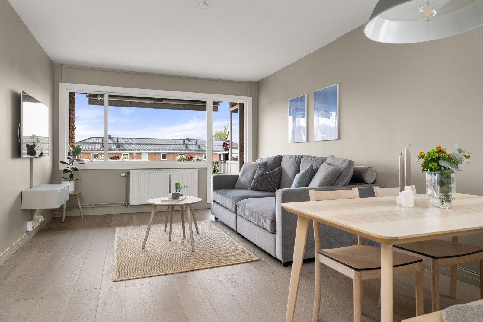 Leiligheten har en lys og innbydende stue med 1-stavs eikeparkett fra 2016. Galleribilde