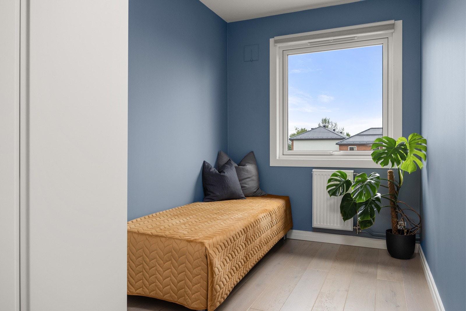 Soverom 2 med plass til seng og garderobe. Galleribilde