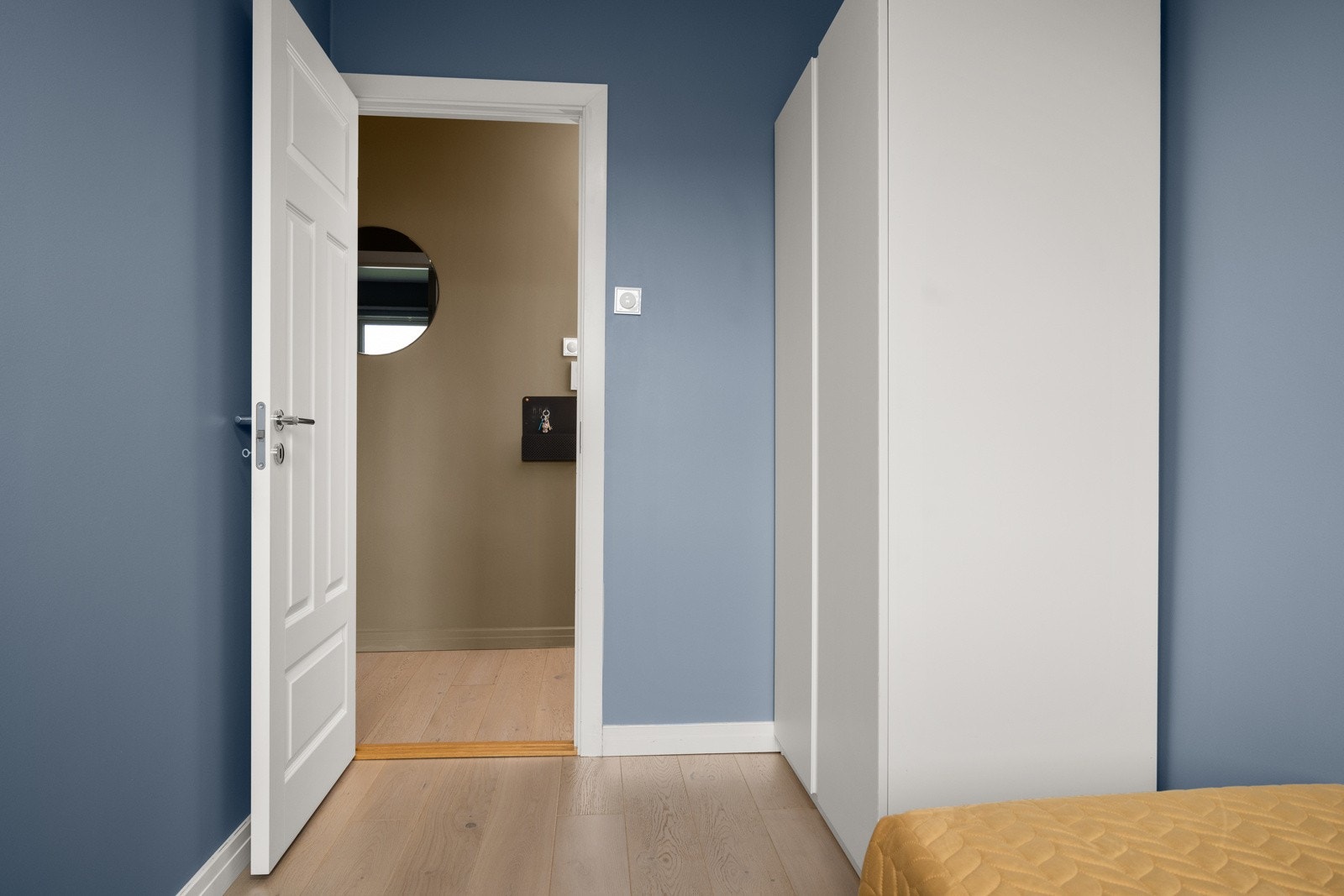 Stort garderobeskap på soverom 2. Galleribilde