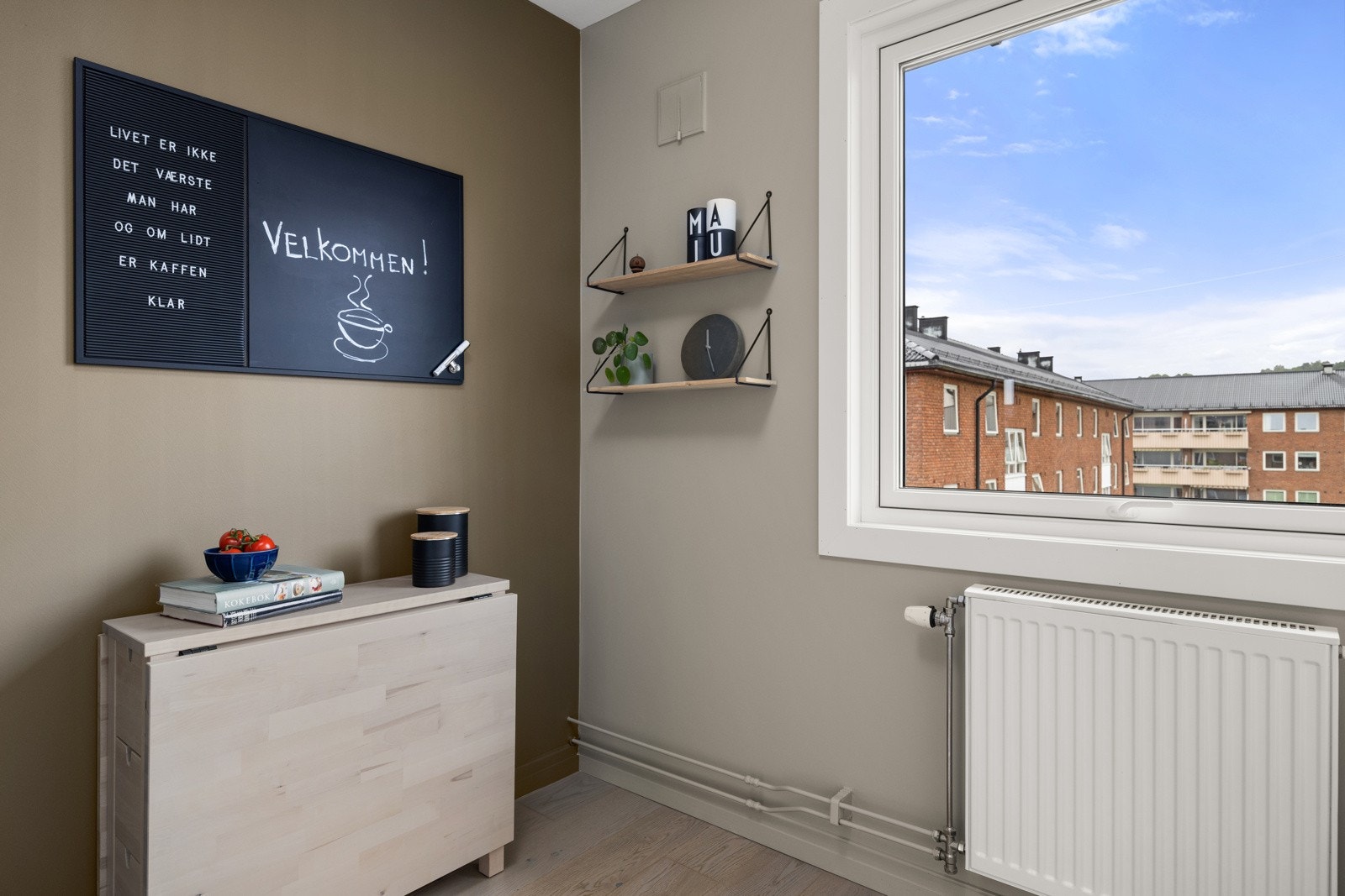 På kjøkkenet har du plass til et hyggelig frokostbord. Galleribilde