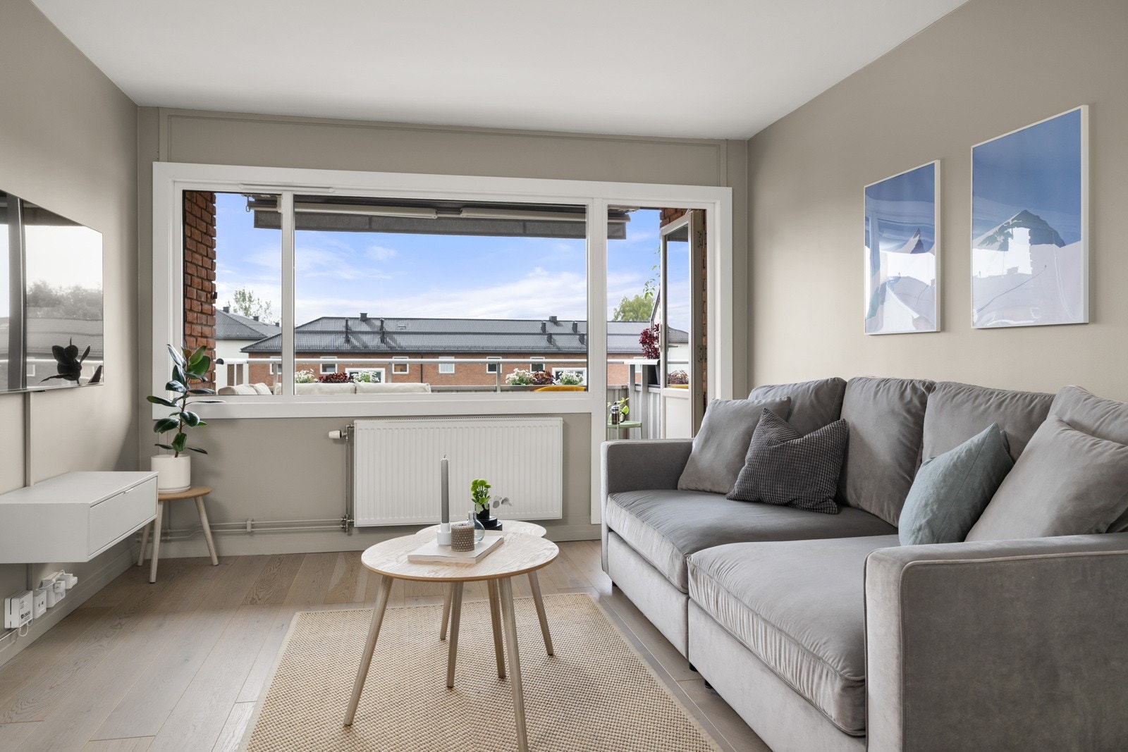 Lys og romslig stue med store vindusflater. Galleribilde