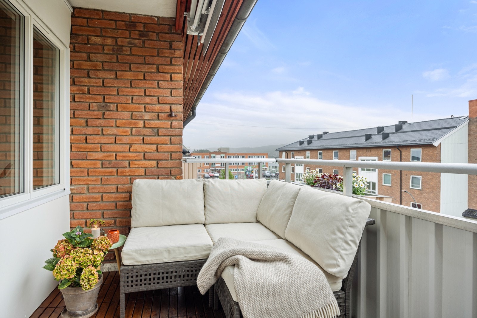 Fra stuen er det utgang til en solrik, sydvendt balkong. Galleribilde