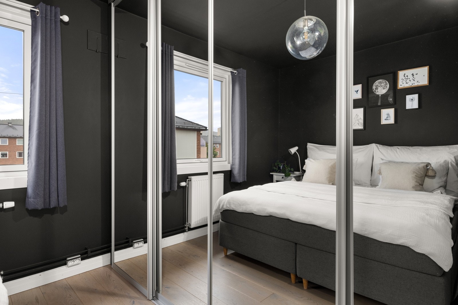 Godt med oppbevaringsplass i form av medfølgende skyvedørsgarderobe. Galleribilde