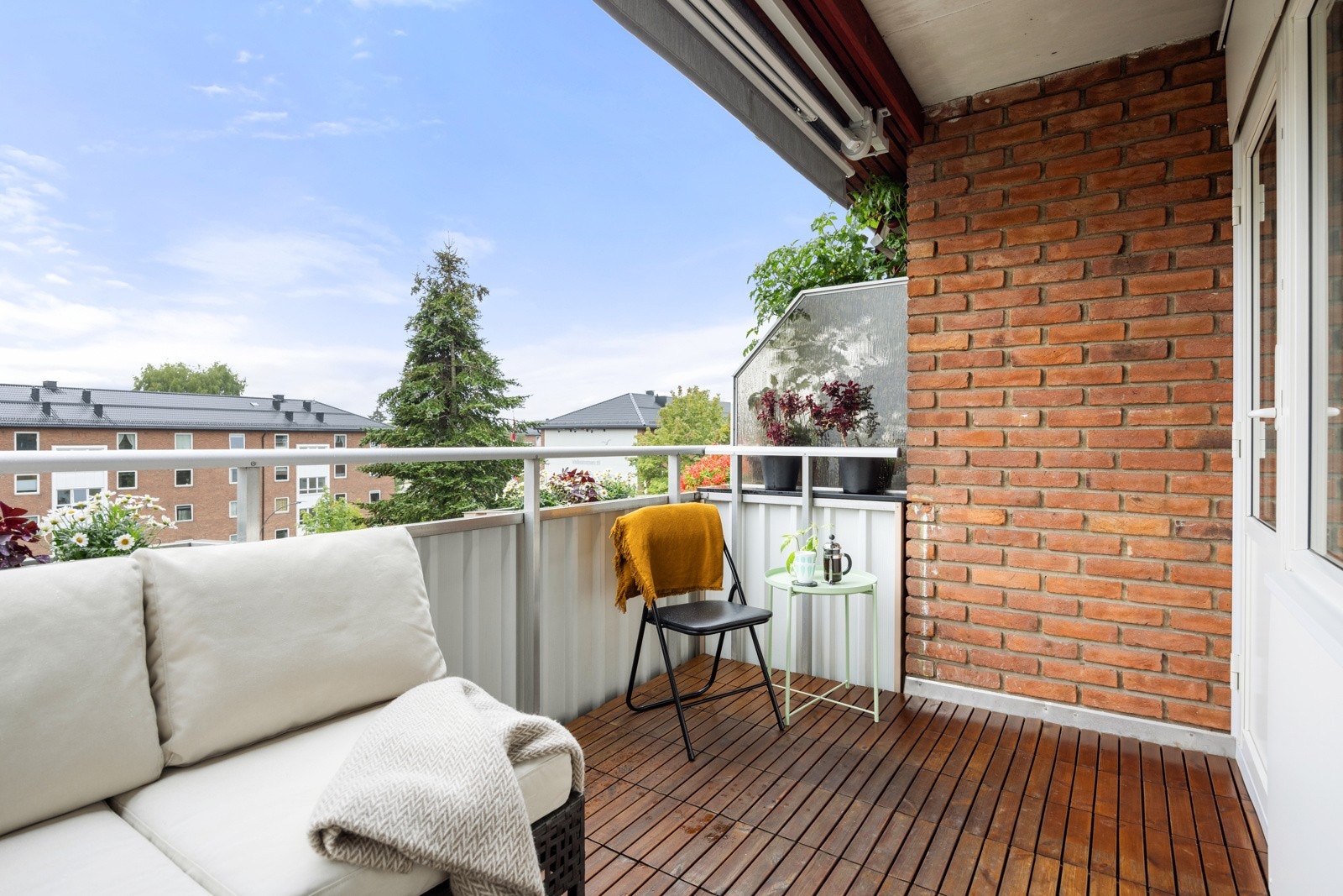 God plass til sittegruppe og grill. Galleribilde