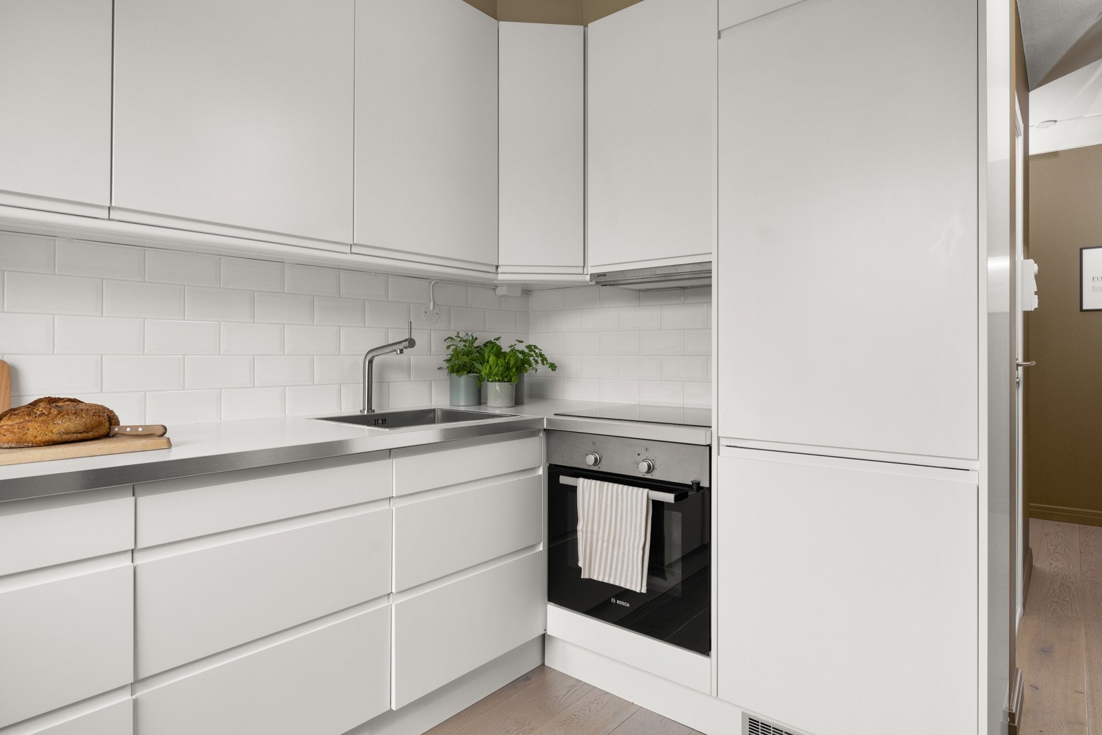 Integrert oppvaskmaskin, kjøl/fryseskap, stekeovn og induksjon platetopp. Galleribilde