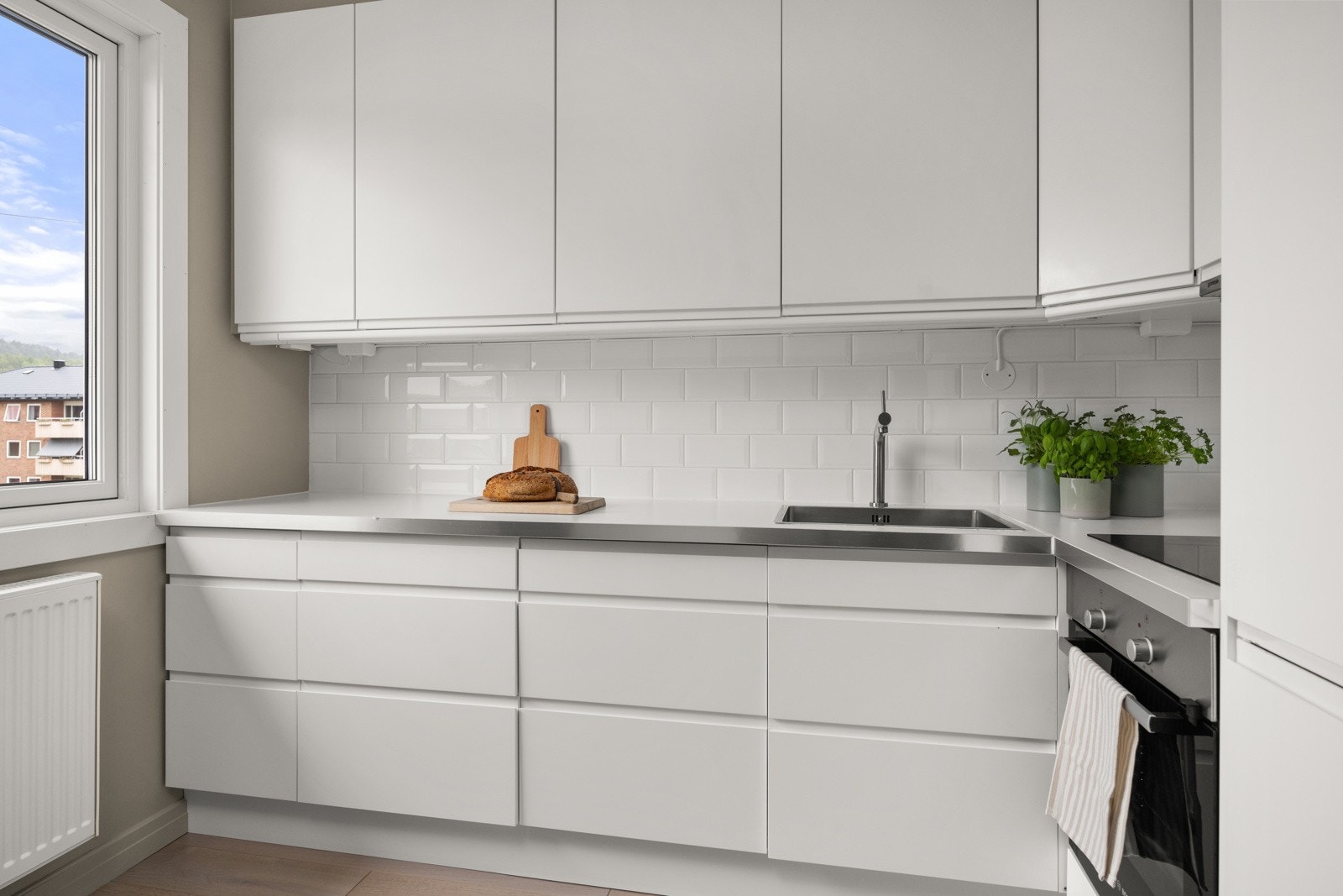 Separat, romslig kjøkken fra 2016. Benkeplate fra 2017. Galleribilde