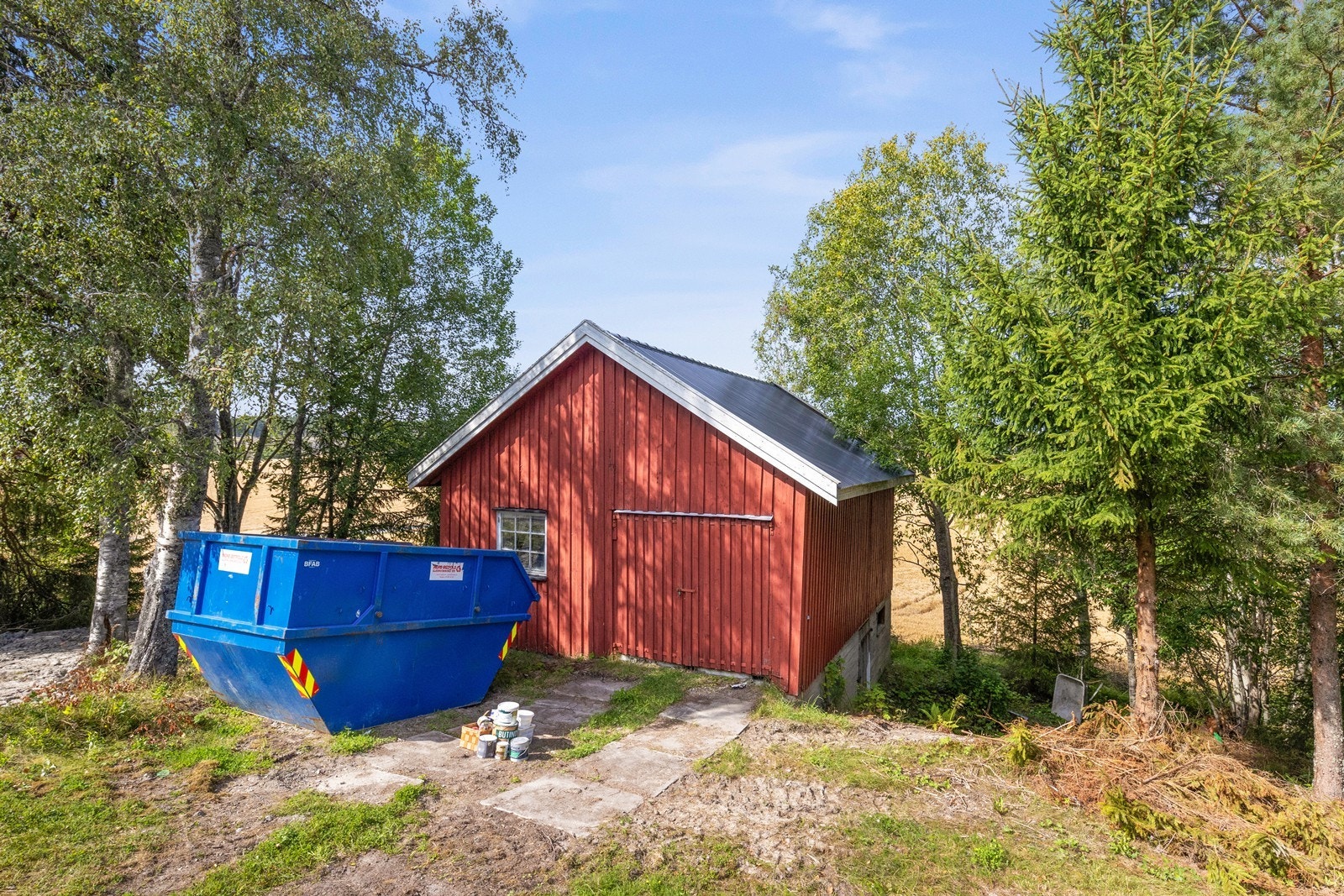 Uthus/garasje. Galleribilde