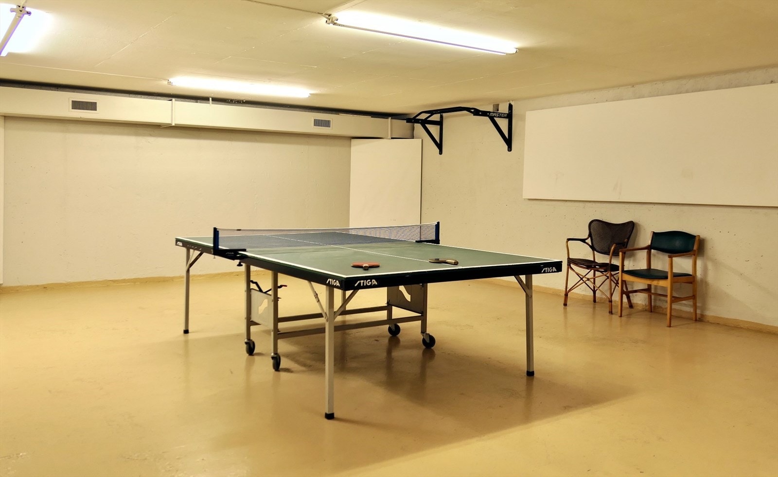 Felles bordtennisbord utenfor treningsrommet. Galleribilde