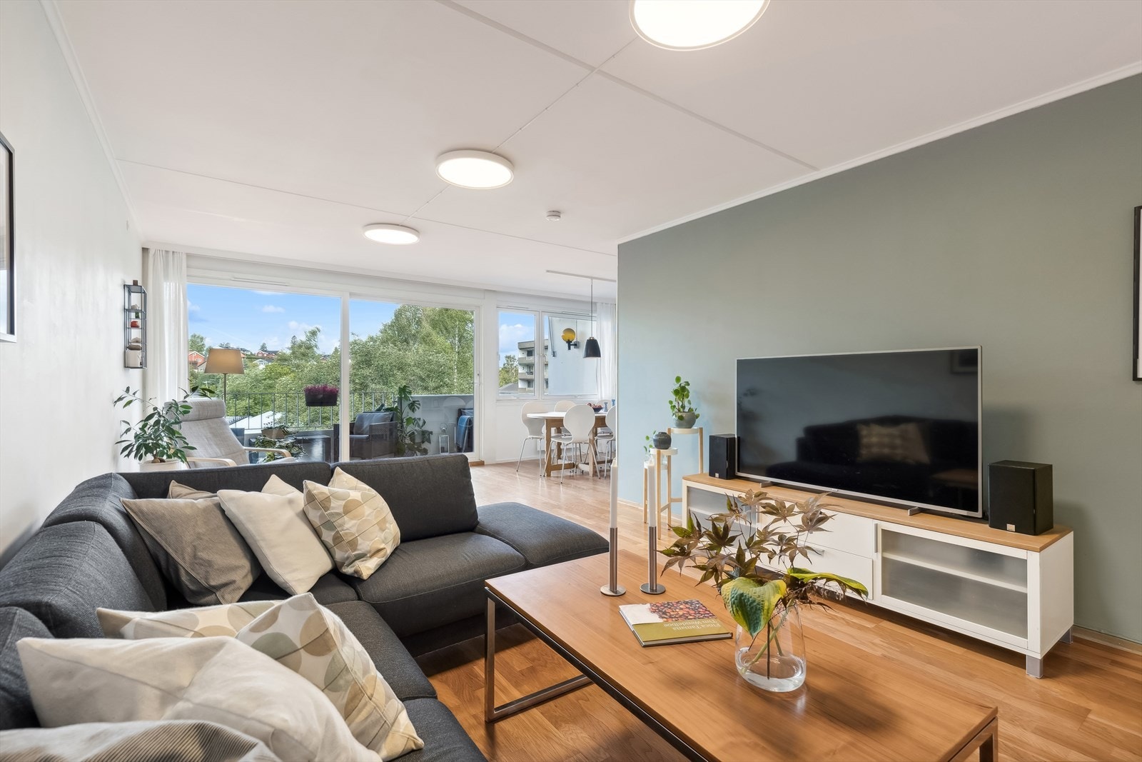 Stuen har god plass til en deilig og komfortabel sofa samt. en tv-benk og sofabord. Galleribilde