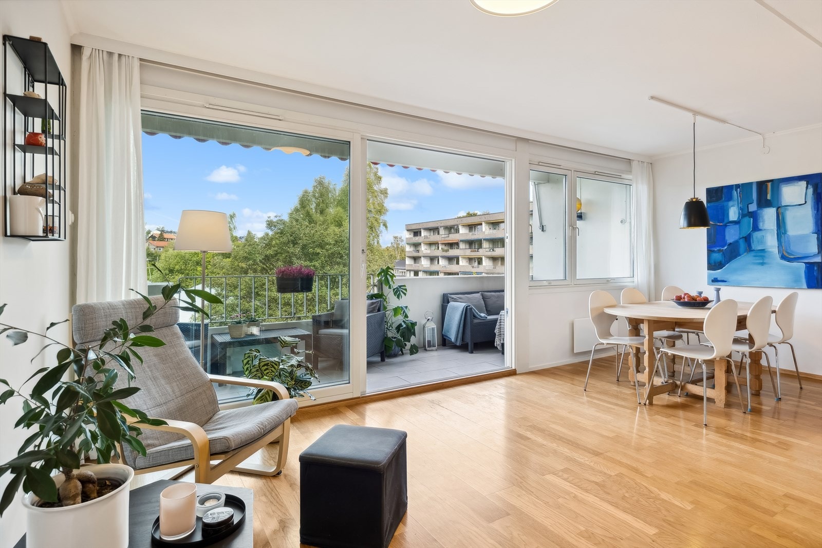 Stuen gir en stor og romslig feeling med flere møbleringsalternativ. Galleribilde