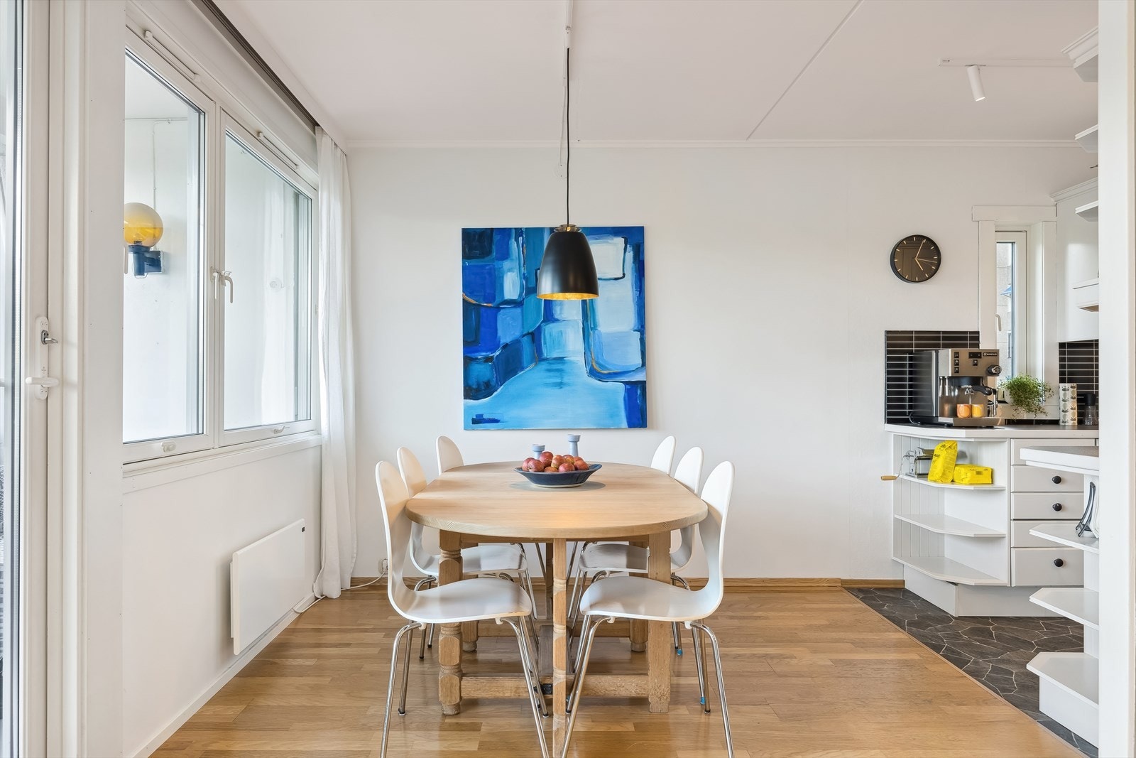 God plass til stort spisebord ved kjøkken. Det er også et vindu på kjøkken som slipper inn et fint lys. Galleribilde