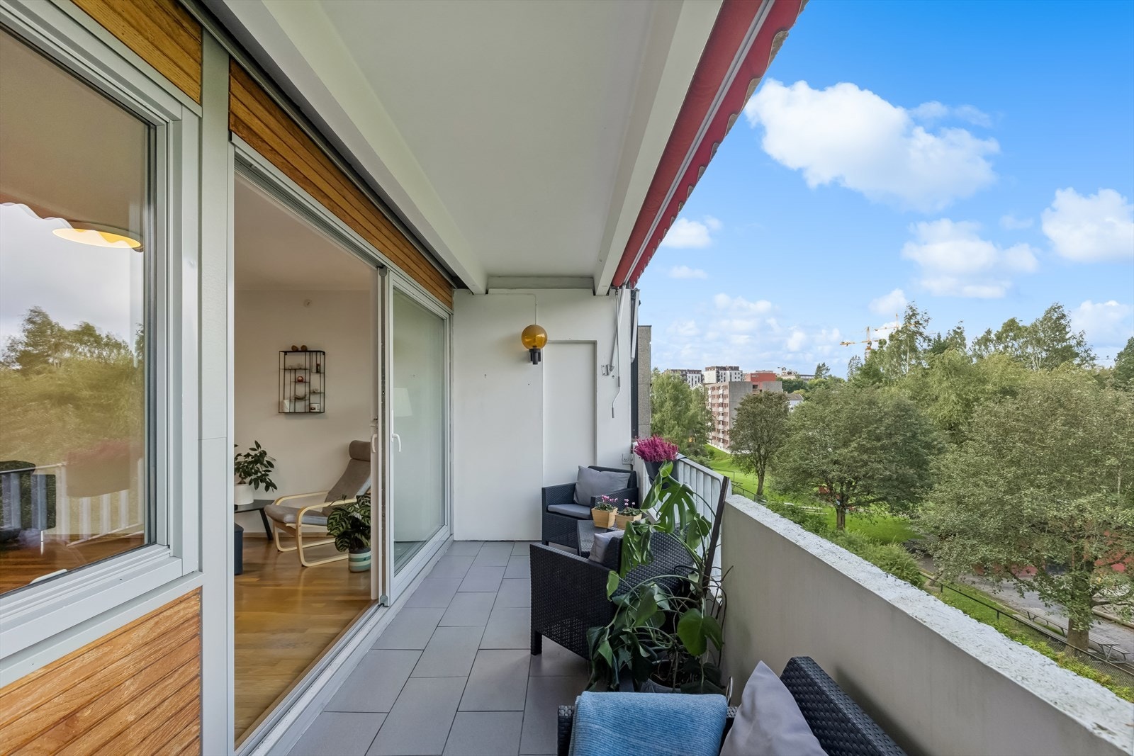 Nordvestvendt balkong med god ettermiddagssol. Galleribilde