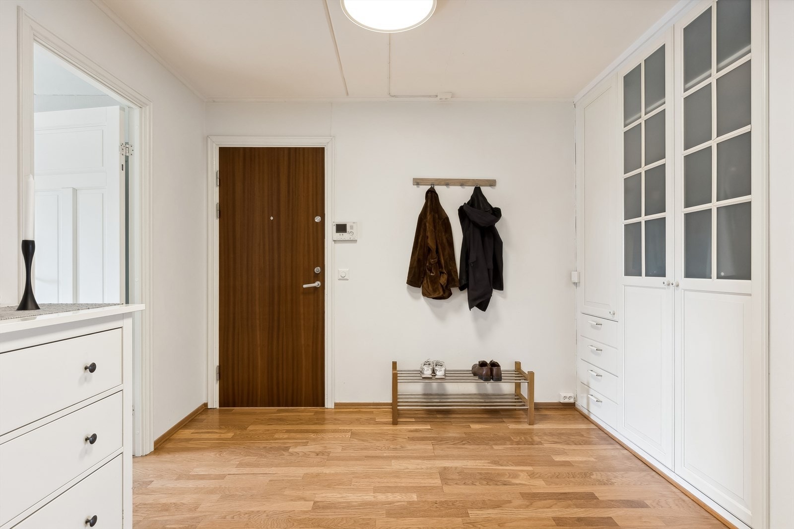 Velkommen inn i romslig entre. Her er det god plass til både oppbevaring av sko, knagger og en benk. Praktisk og god garderobeløsning. Galleribilde