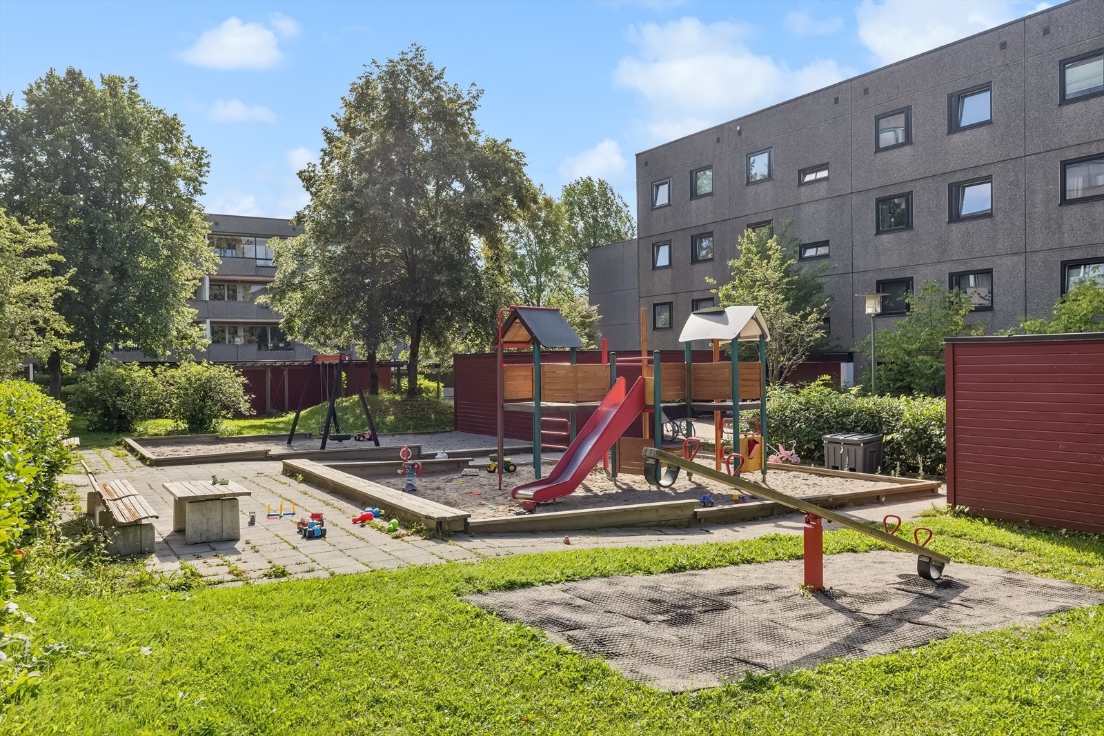 Meget barnevennlig område med klatrestativ og sklie. Galleribilde