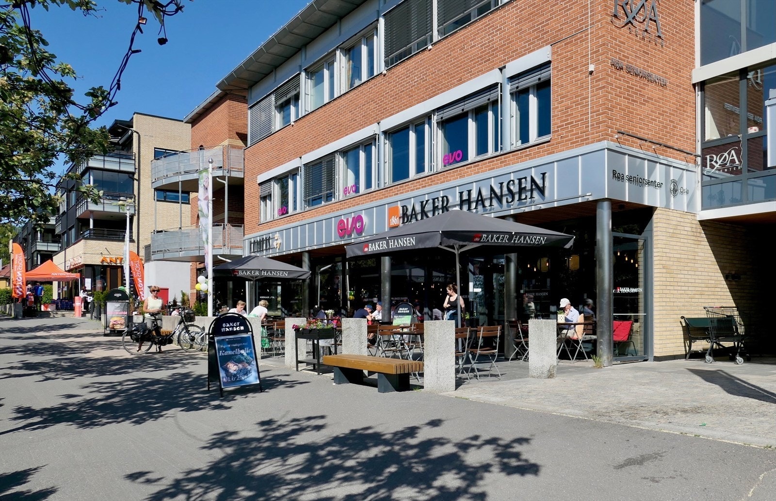 Det er flere fasiliteter i nærheten, nemlig Baker Hansen Galleribilde